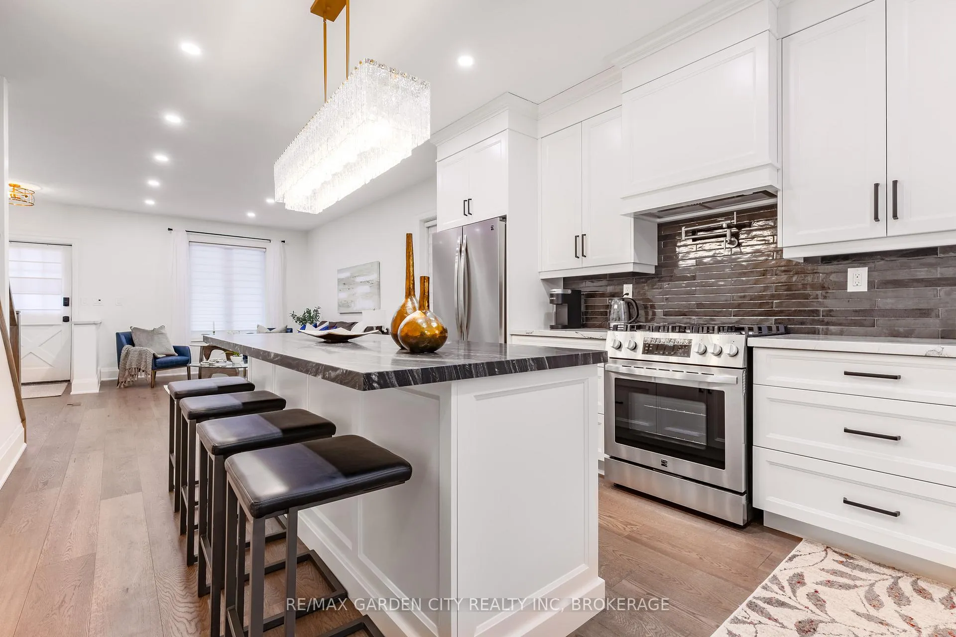 Photo 2 of 254 St Clair Boulevard, Hamilton, St. Clair — HOMEH
