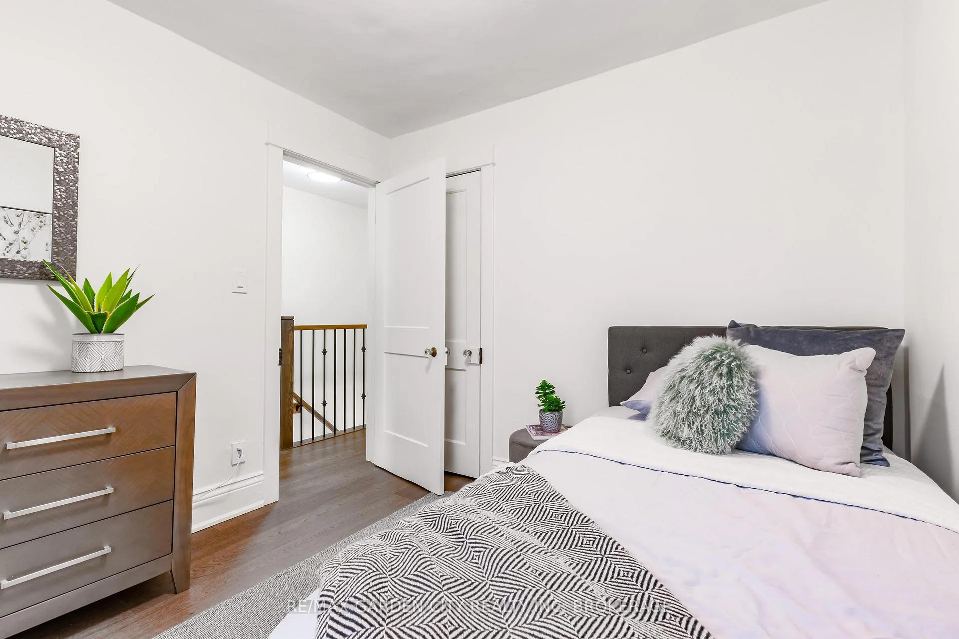 Photo 16 of 254 St Clair Boulevard, Hamilton, St. Clair — HOMEH