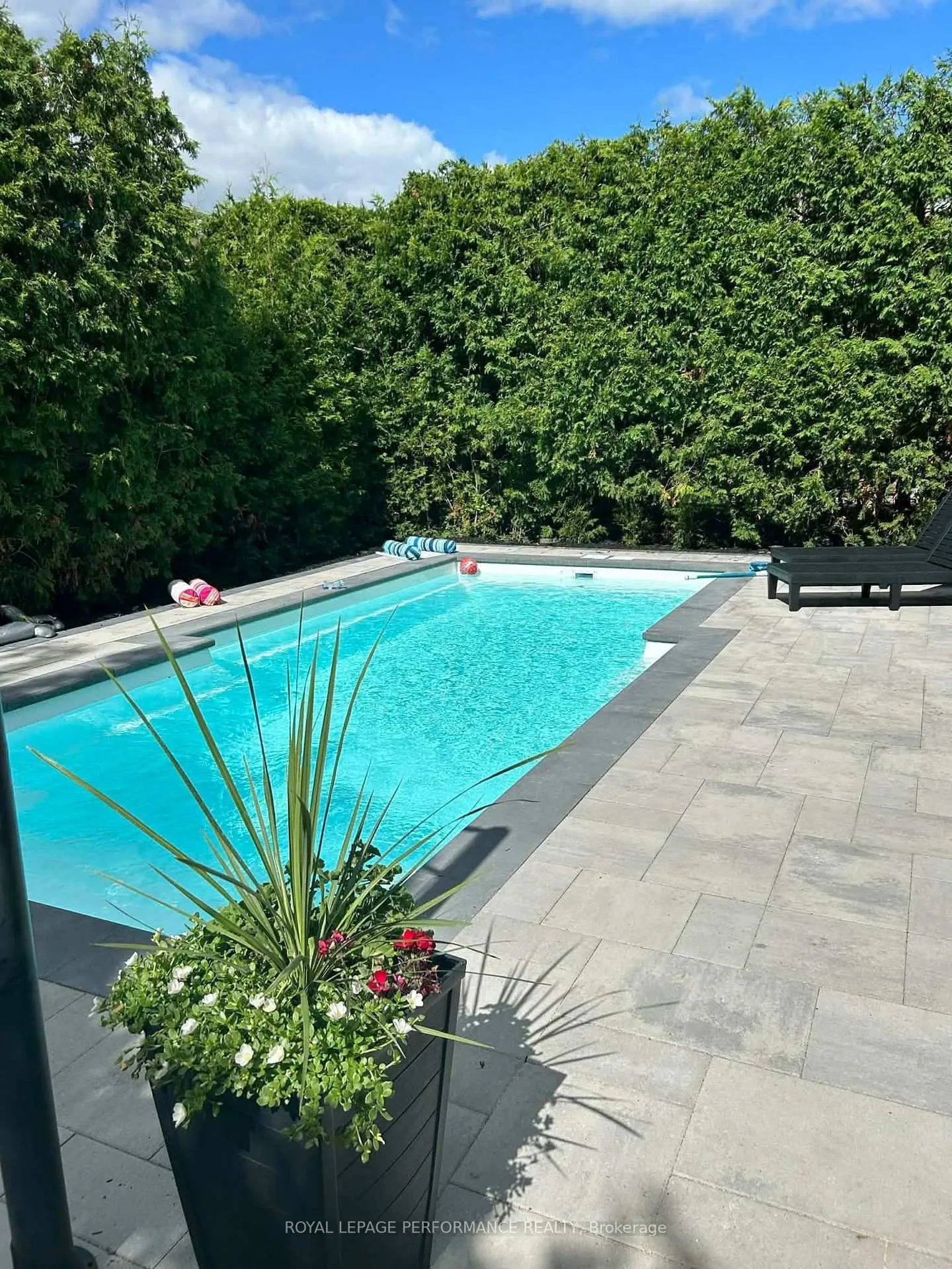 Photo 2 of 1606 Westport Crescent, Ottawa, Chateauneuf — HOMEH