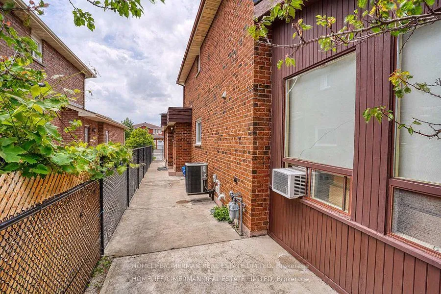 Photo 10 of 40 Queenston Crescent, Vaughan, East Woodbridge — HOMEH