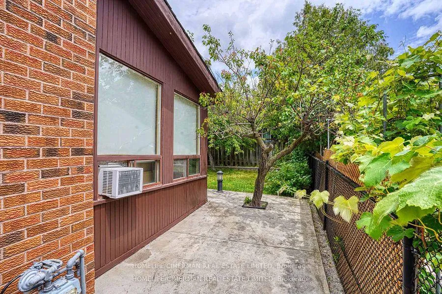 Photo 11 of 40 Queenston Crescent, Vaughan, East Woodbridge — HOMEH
