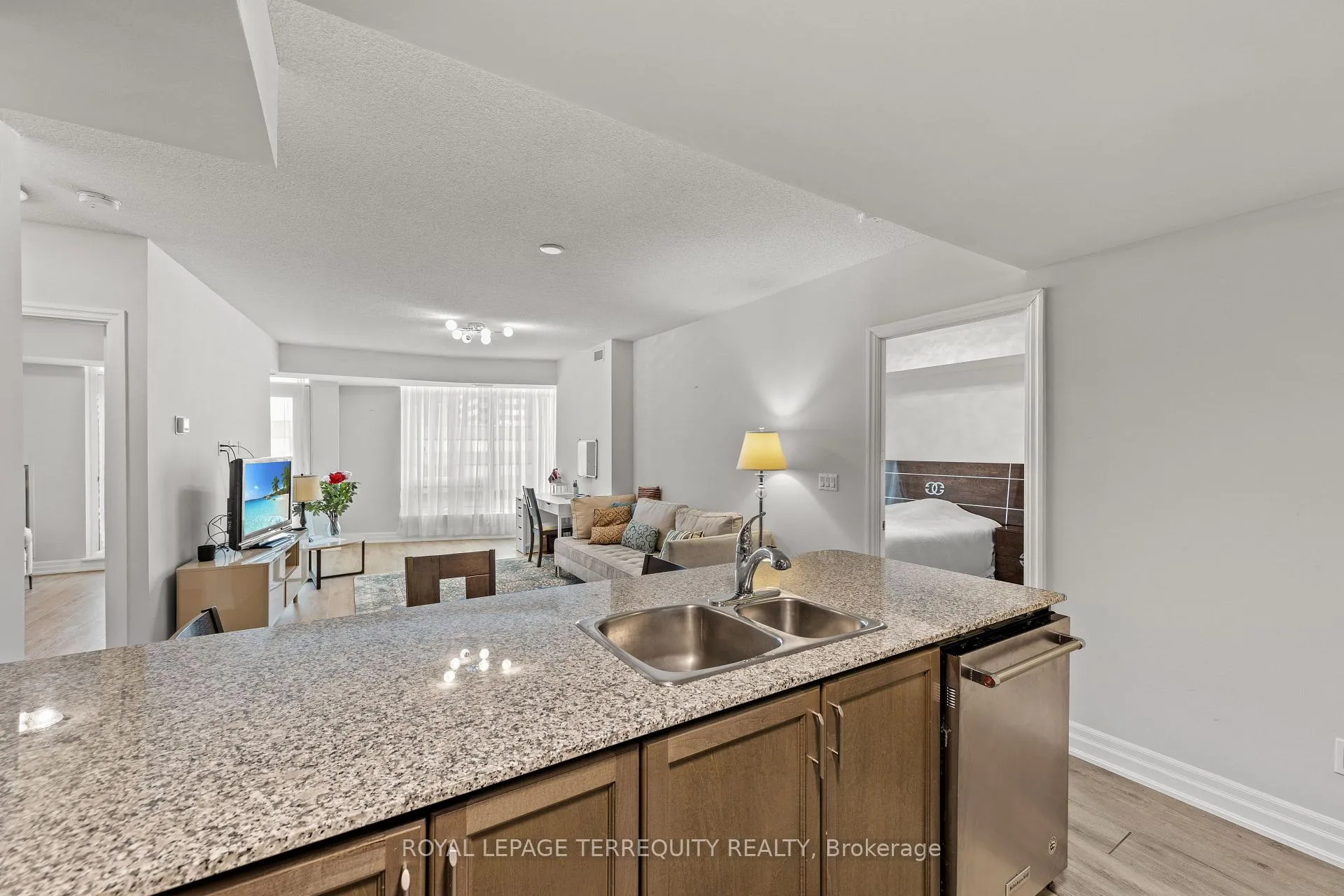 Photo 9 of Unit 1410, 8 Scollard Street, Toronto, The Annex — HOMEH