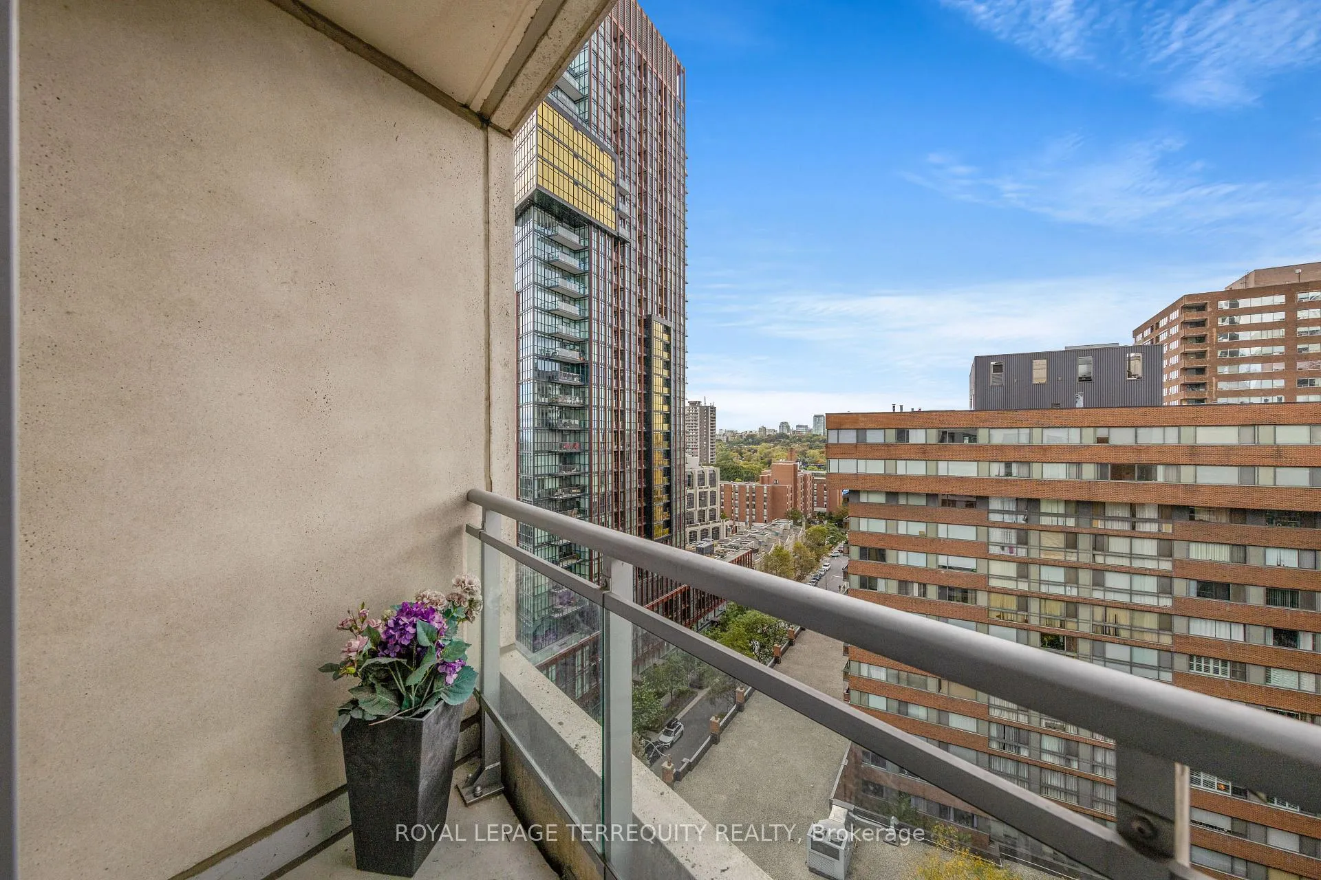Photo 13 of Unit 1410, 8 Scollard Street, Toronto, The Annex — HOMEH