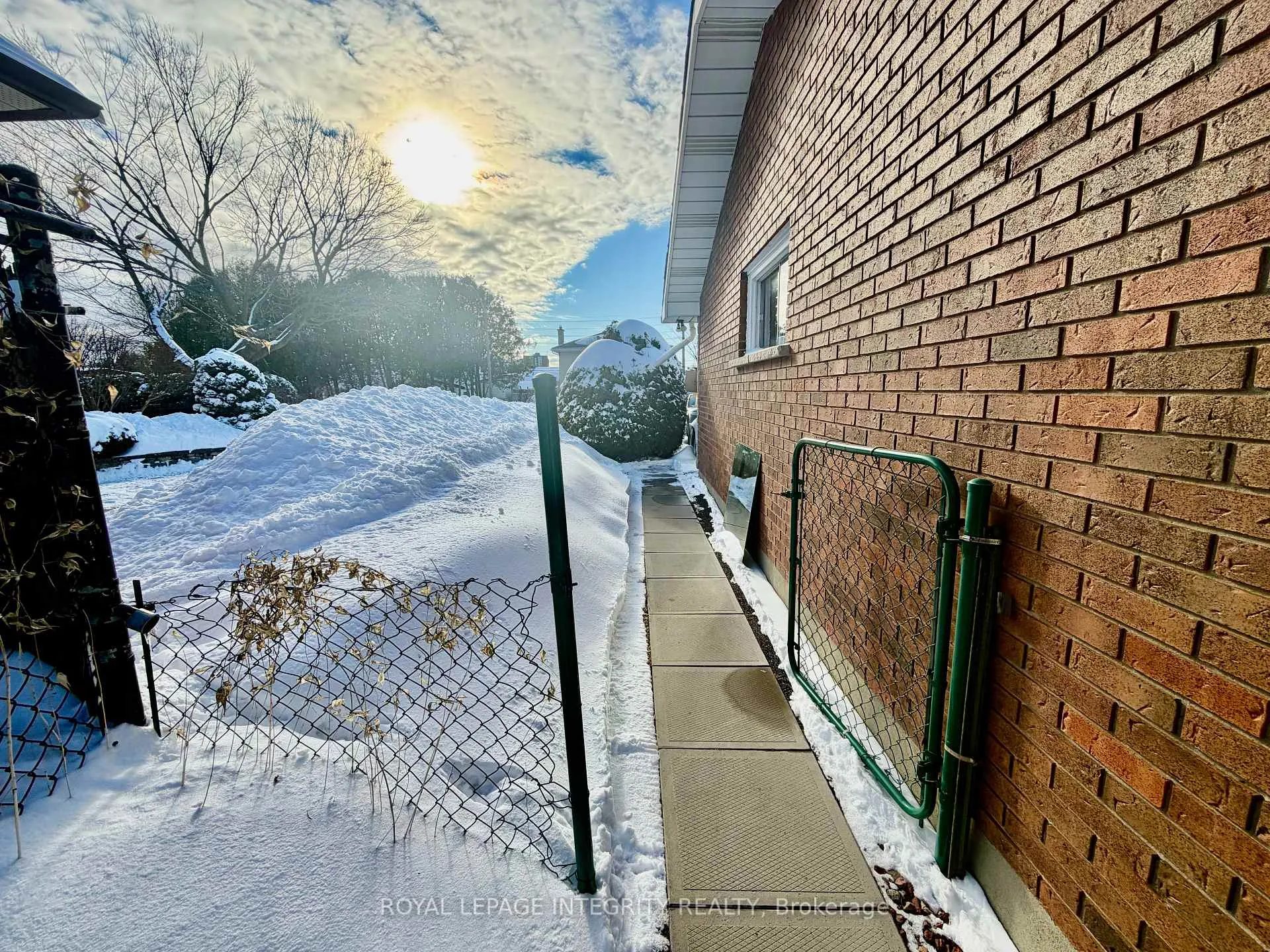 Photo 3 of Unit B, 2175 Martha Avenue, Ottawa, Hawthorne Meadows — HOMEH