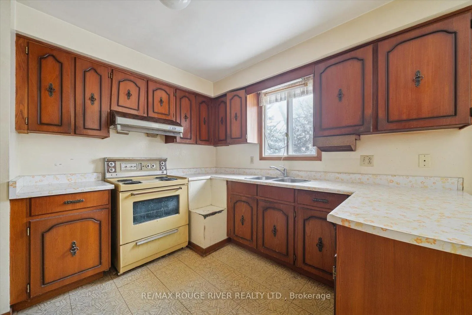 Photo 11 of 1277 Old Orchard Avenue, Pickering, Bay Ridges — HOMEH