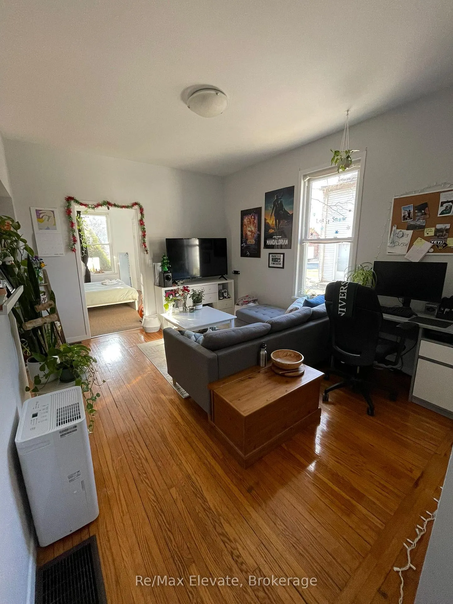 Photo 2 of 350 Parkhill Road W, Peterborough, Northcrest Ward 5 — HOMEH
