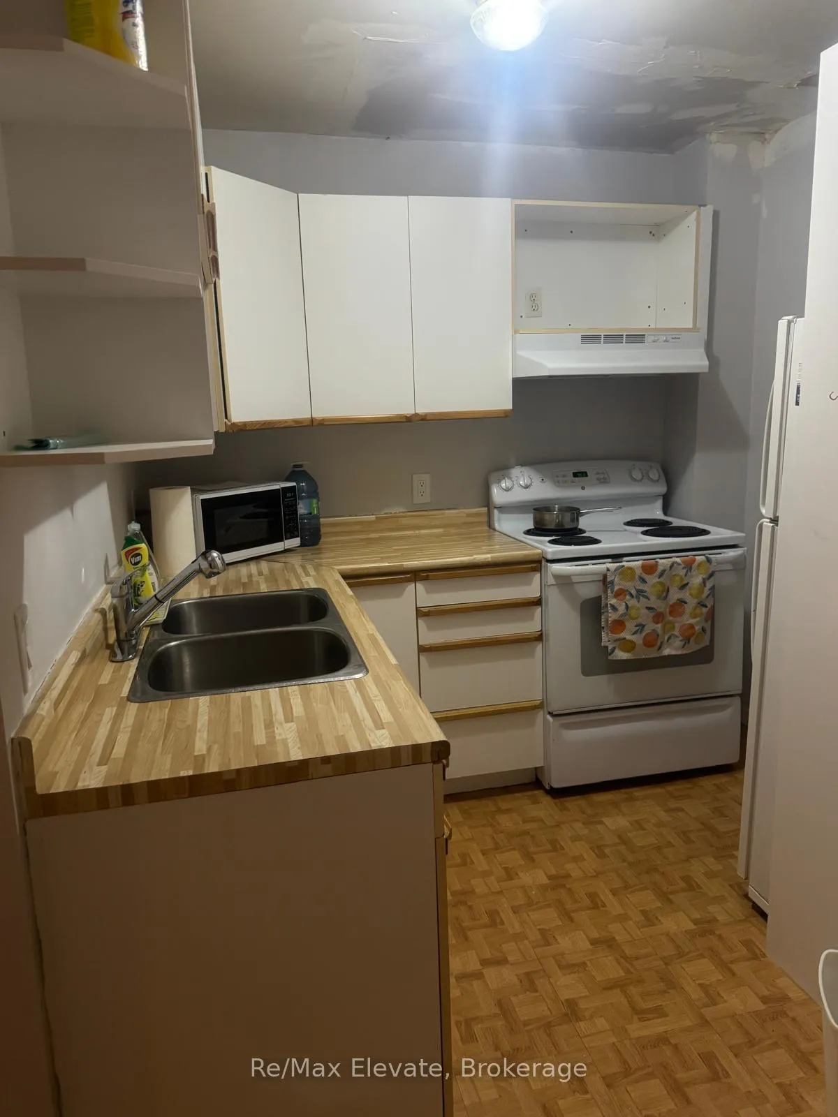 Photo 4 of 350 Parkhill Road W, Peterborough, Northcrest Ward 5 — HOMEH