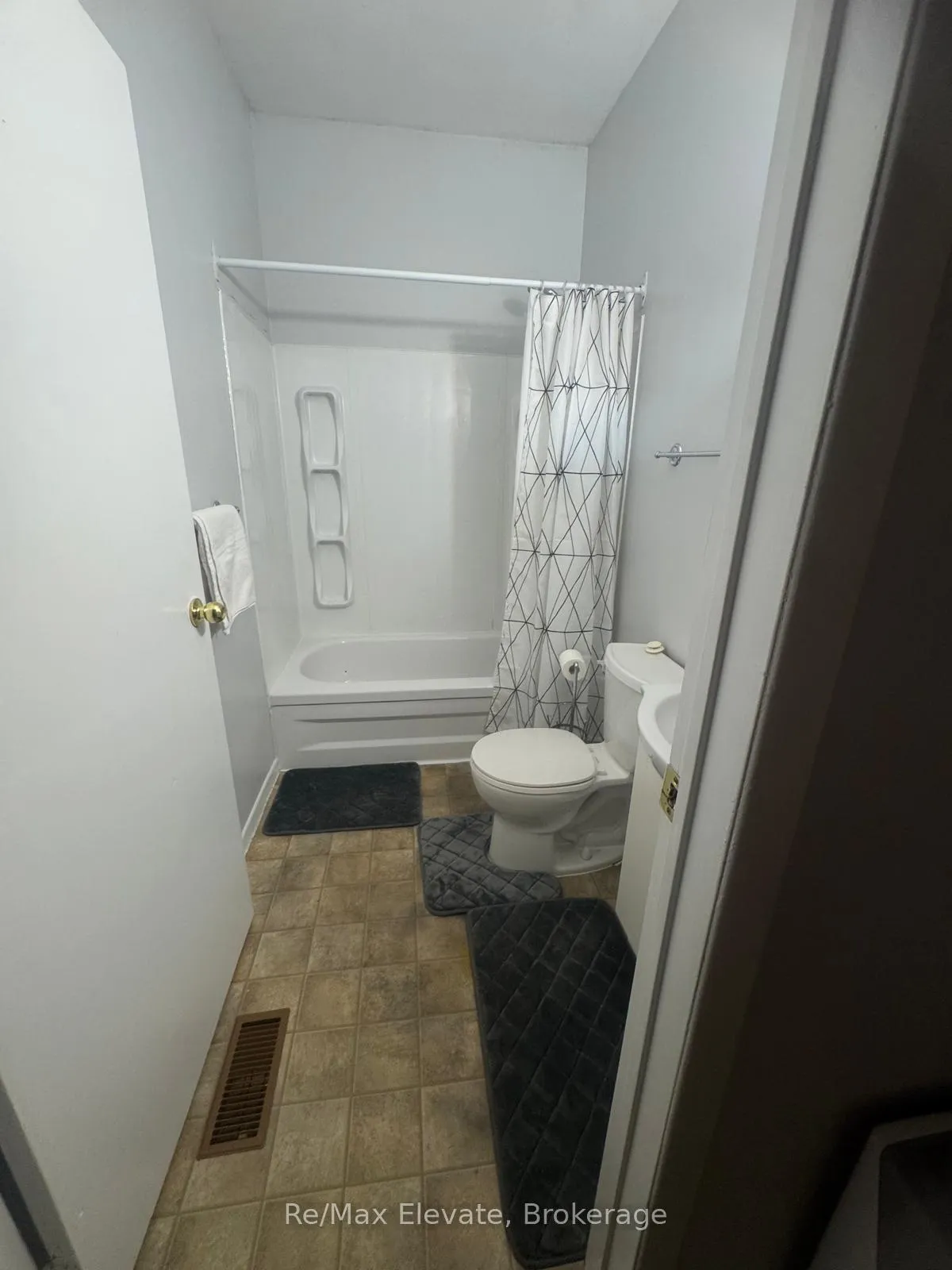 Photo 8 of 350 Parkhill Road W, Peterborough, Northcrest Ward 5 — HOMEH