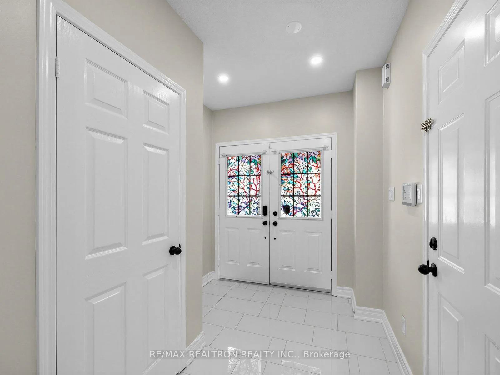 Photo 4 of 677 Sunbird Trail, Pickering, Amberlea — HOMEH
