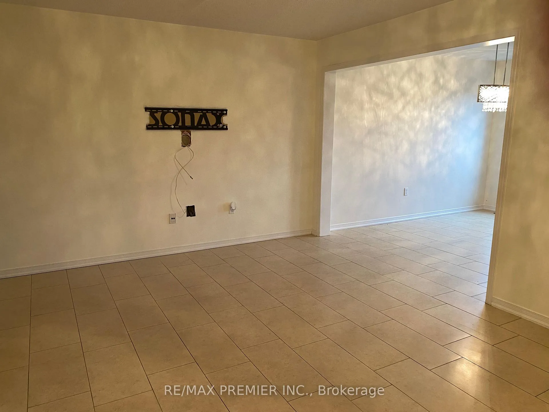Photo 4 of 138 Keystar Court, Vaughan, Vellore Village — HOMEH