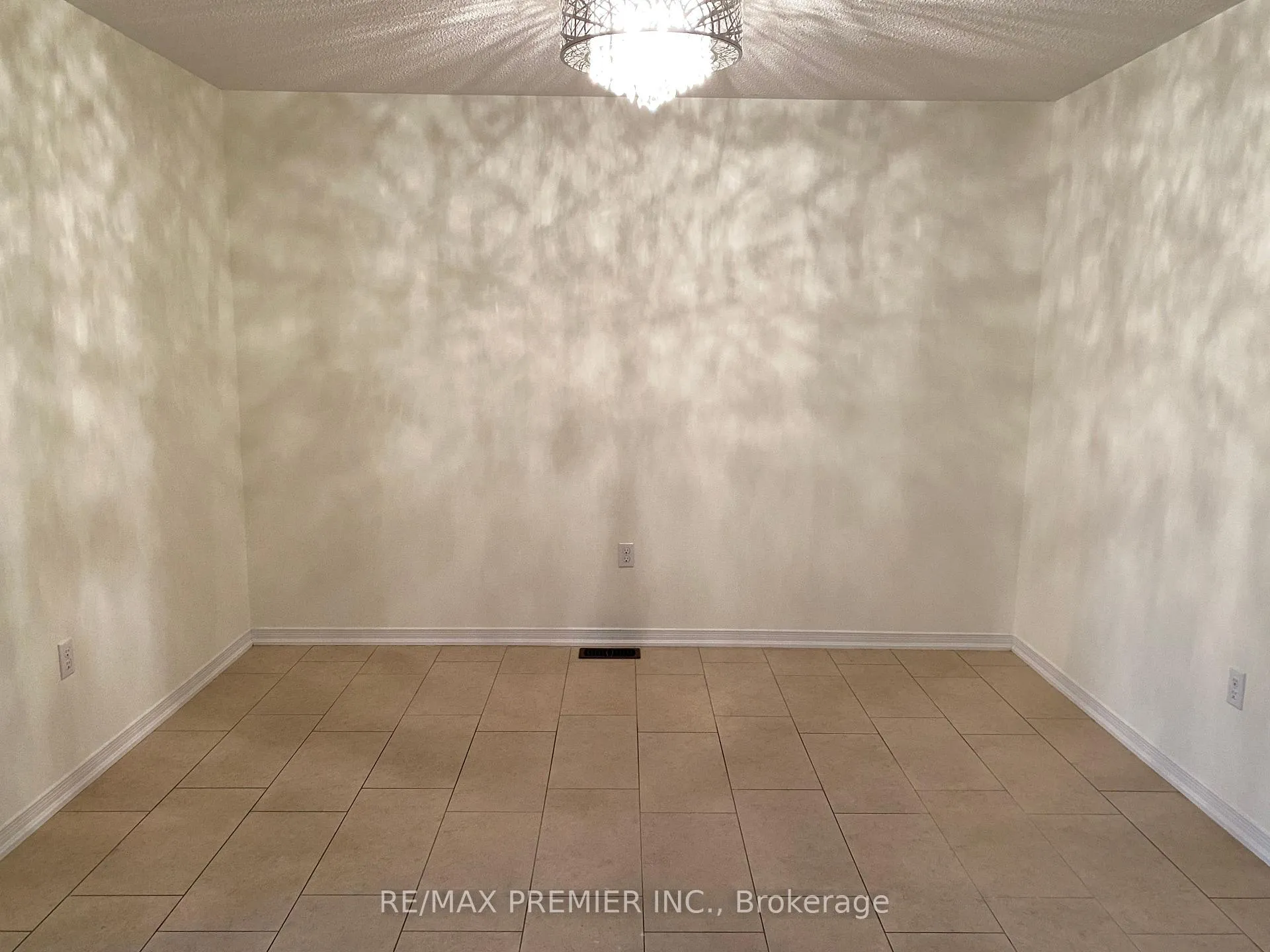 Photo 5 of 138 Keystar Court, Vaughan, Vellore Village — HOMEH