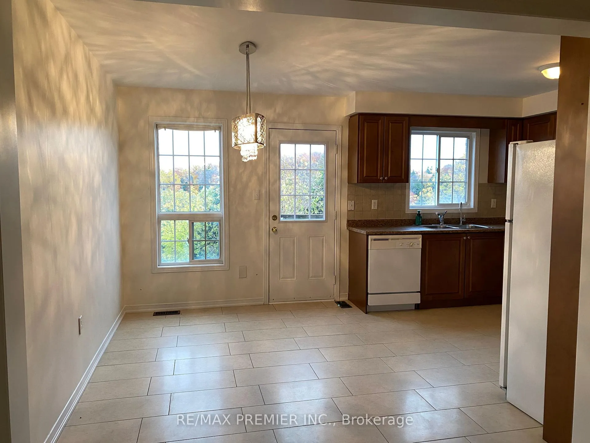 Photo 7 of 138 Keystar Court, Vaughan, Vellore Village — HOMEH