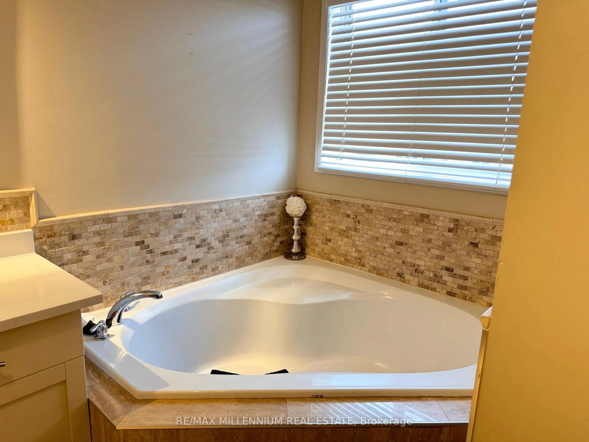 Photo 11 of 234 Waterbury Street, Caledon, Bolton East — HOMEH
