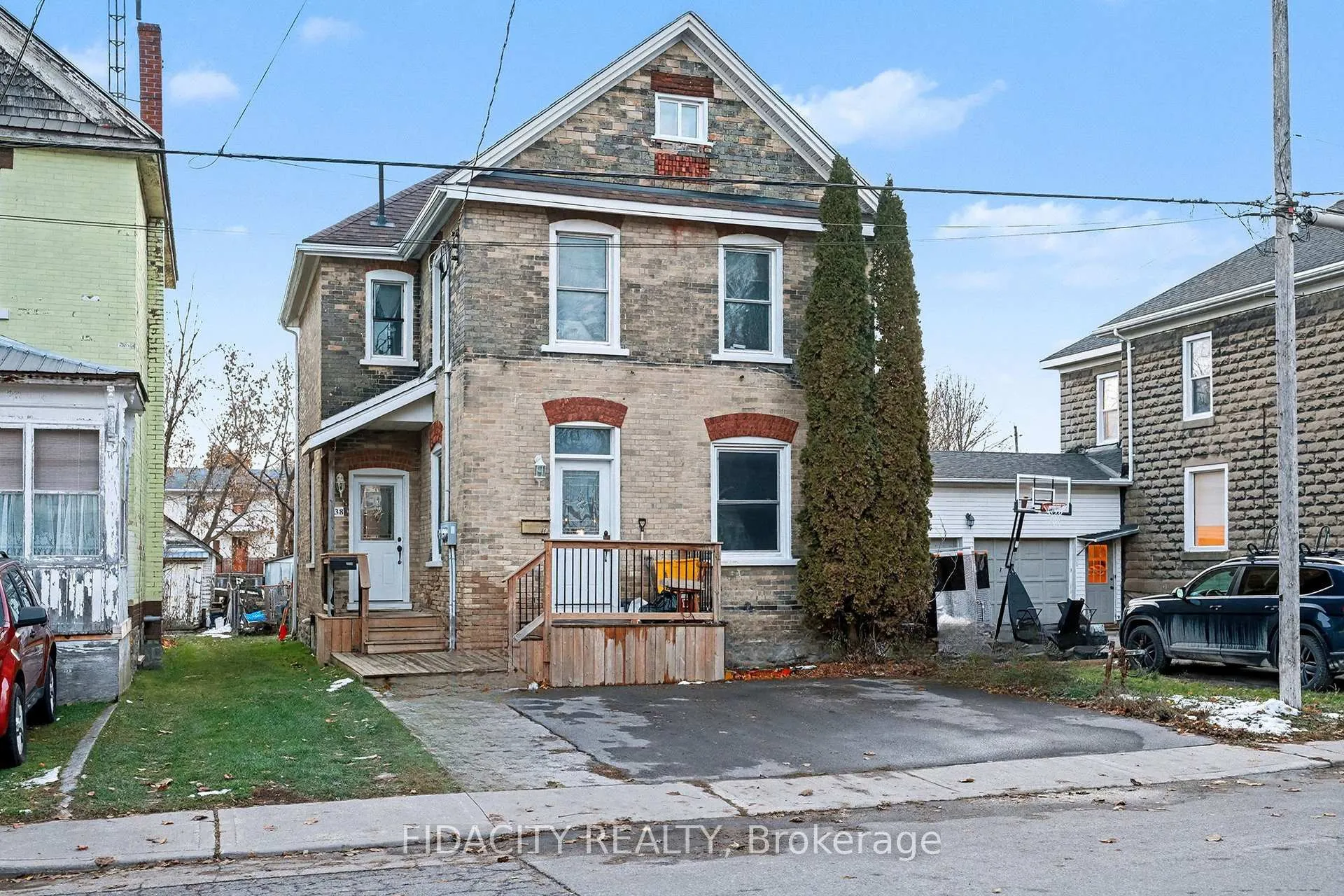 Photo 2 of 38 Winnifred Street N, Smiths Falls — HOMEH