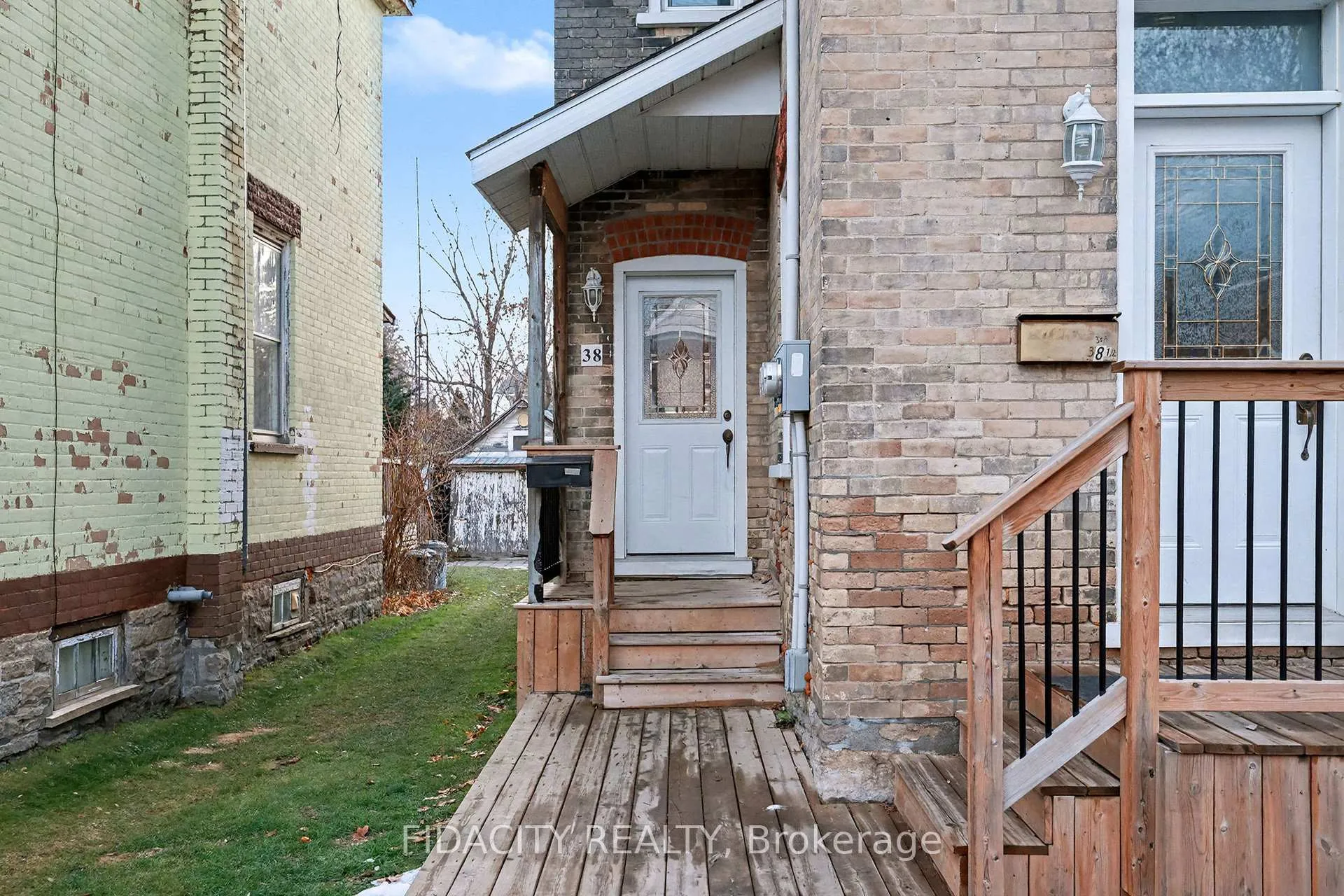 Photo 3 of 38 Winnifred Street N, Smiths Falls — HOMEH