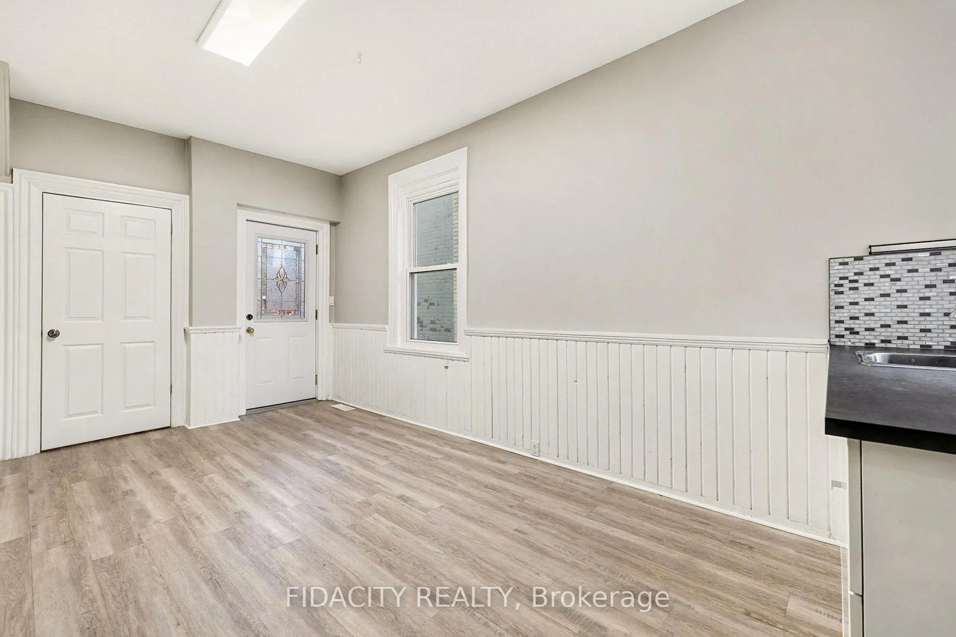 Photo 4 of 38 Winnifred Street N, Smiths Falls — HOMEH