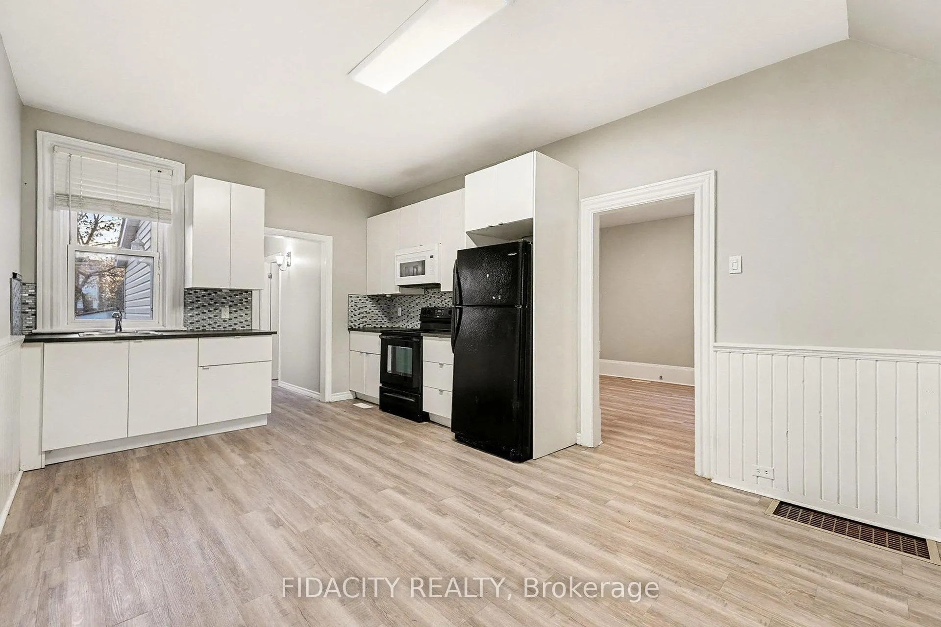 Photo 5 of 38 Winnifred Street N, Smiths Falls — HOMEH