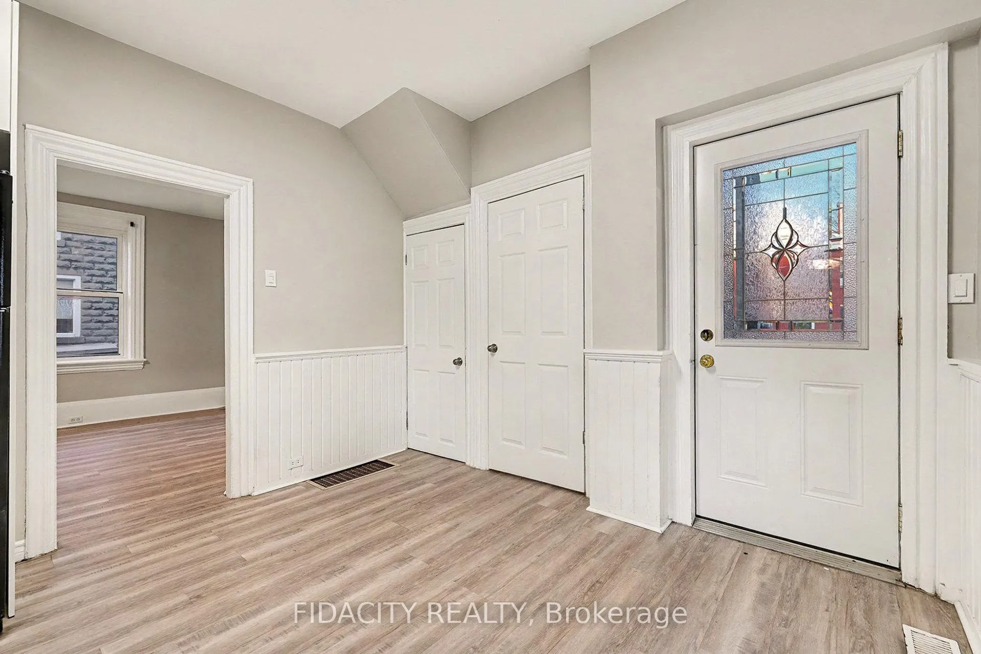 Photo 9 of 38 Winnifred Street N, Smiths Falls — HOMEH