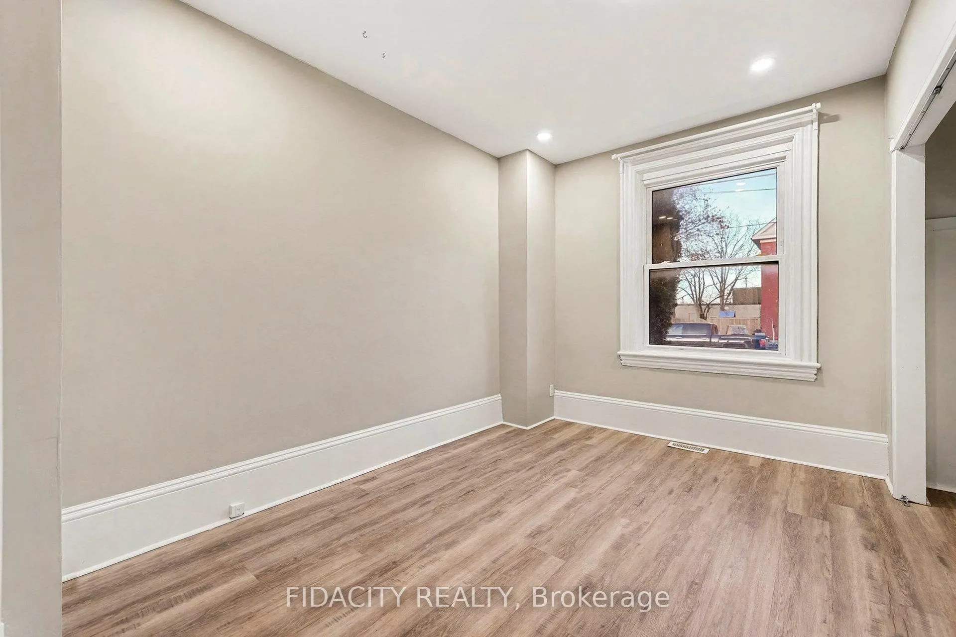 Photo 13 of 38 Winnifred Street N, Smiths Falls — HOMEH