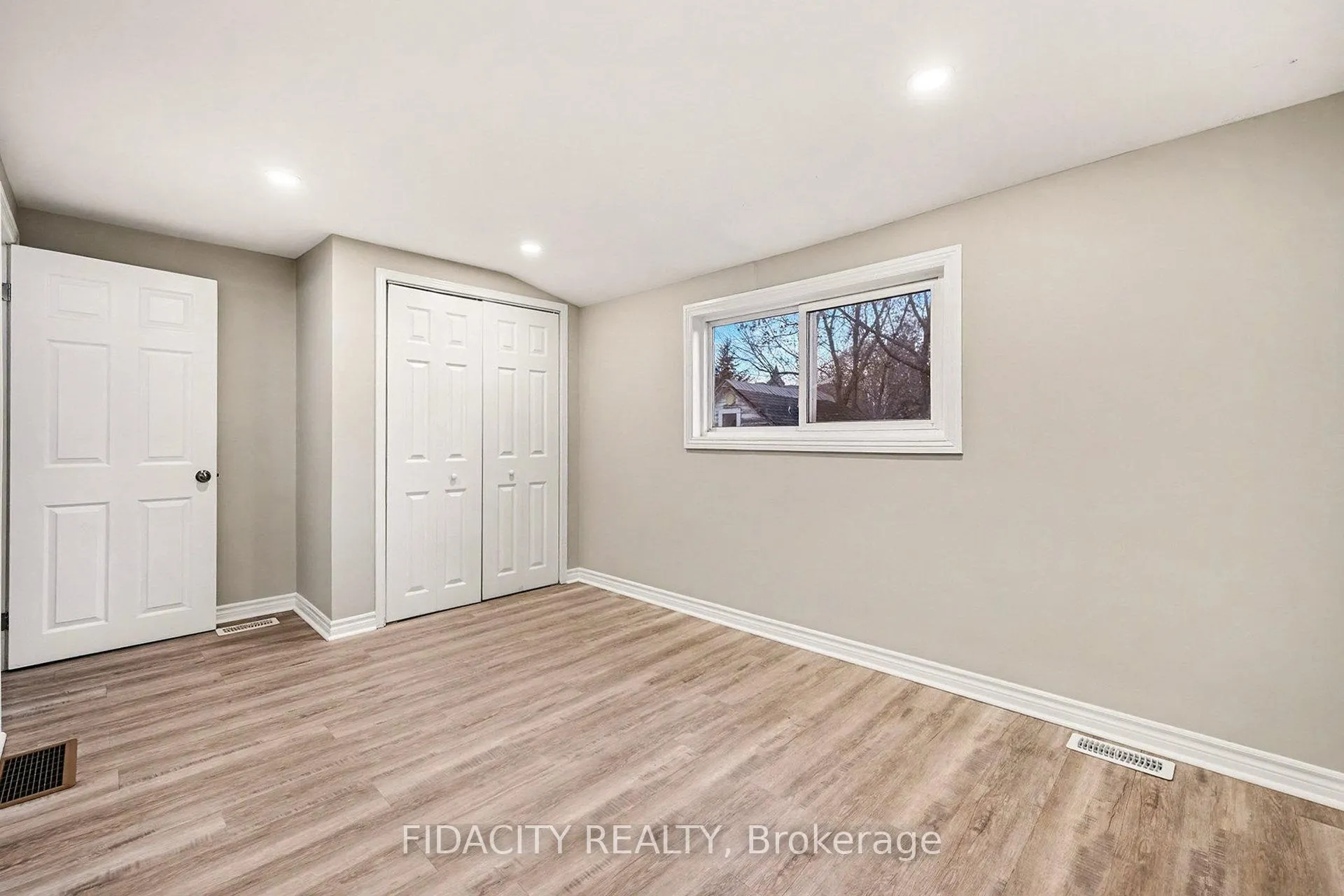 Photo 20 of 38 Winnifred Street N, Smiths Falls — HOMEH