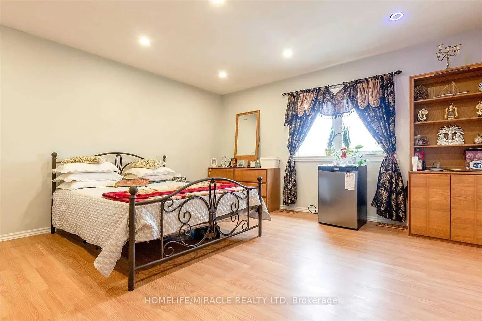 Photo 3 of 98 Laird Drive, Markham, Middlefield — HOMEH