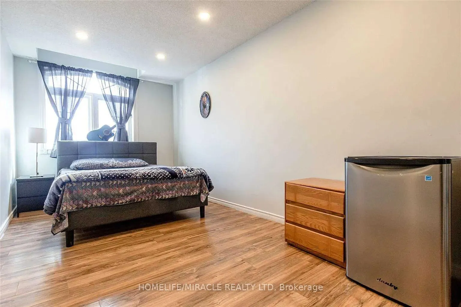 Photo 9 of 98 Laird Drive, Markham, Middlefield — HOMEH