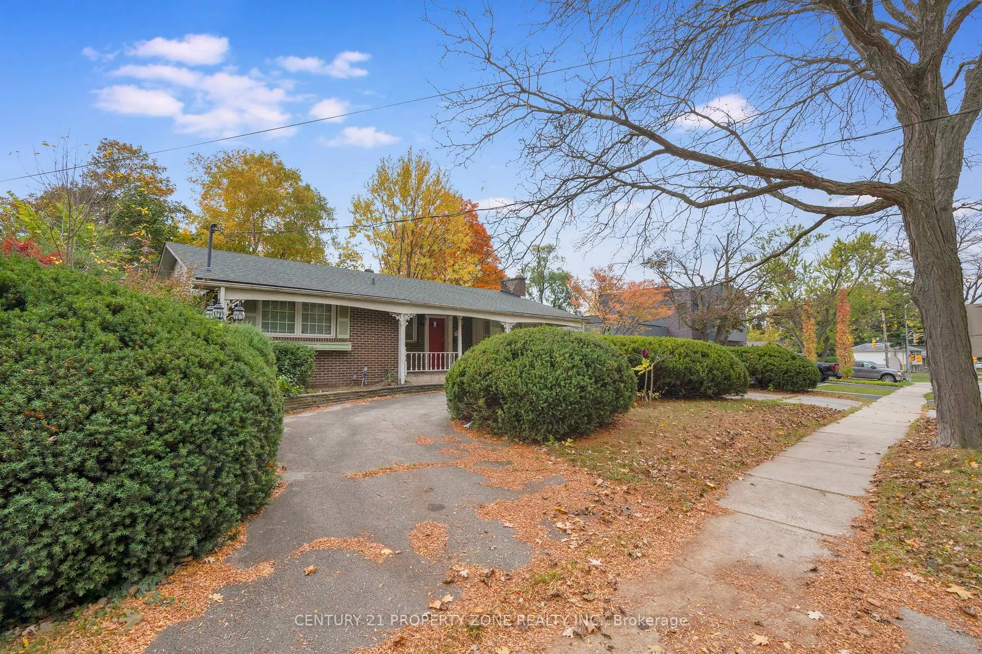 Photo 2 of 5014 Spruce Avenue, Burlington, Appleby — HOMEH