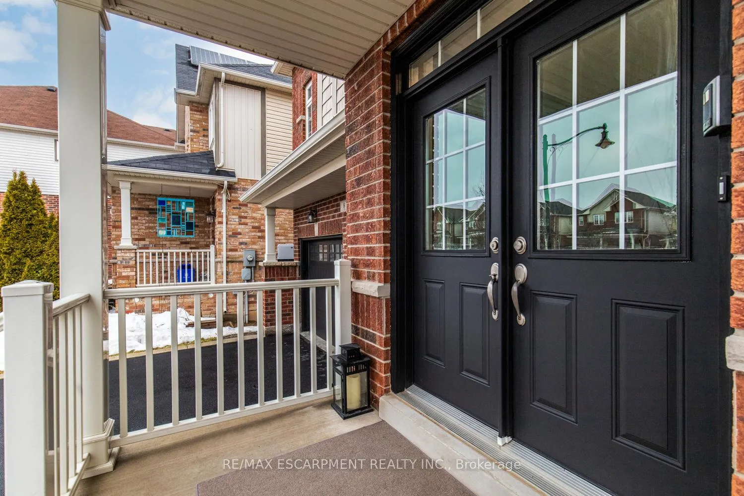 Photo 3 of 8 Bousfield Court, Hamilton, Waterdown — HOMEH