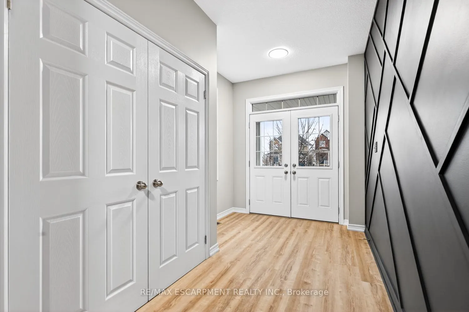 Photo 4 of 8 Bousfield Court, Hamilton, Waterdown — HOMEH
