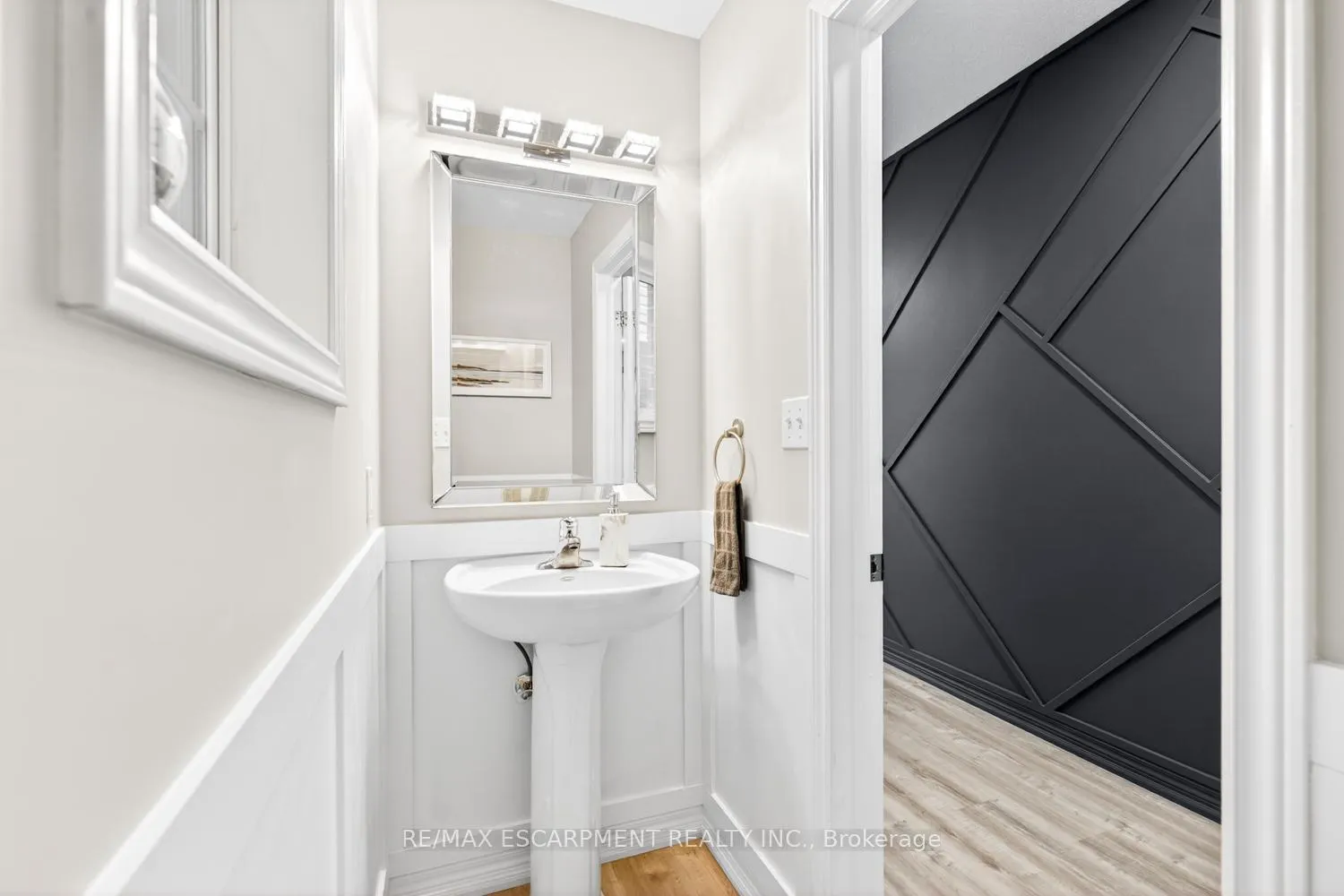 Photo 5 of 8 Bousfield Court, Hamilton, Waterdown — HOMEH