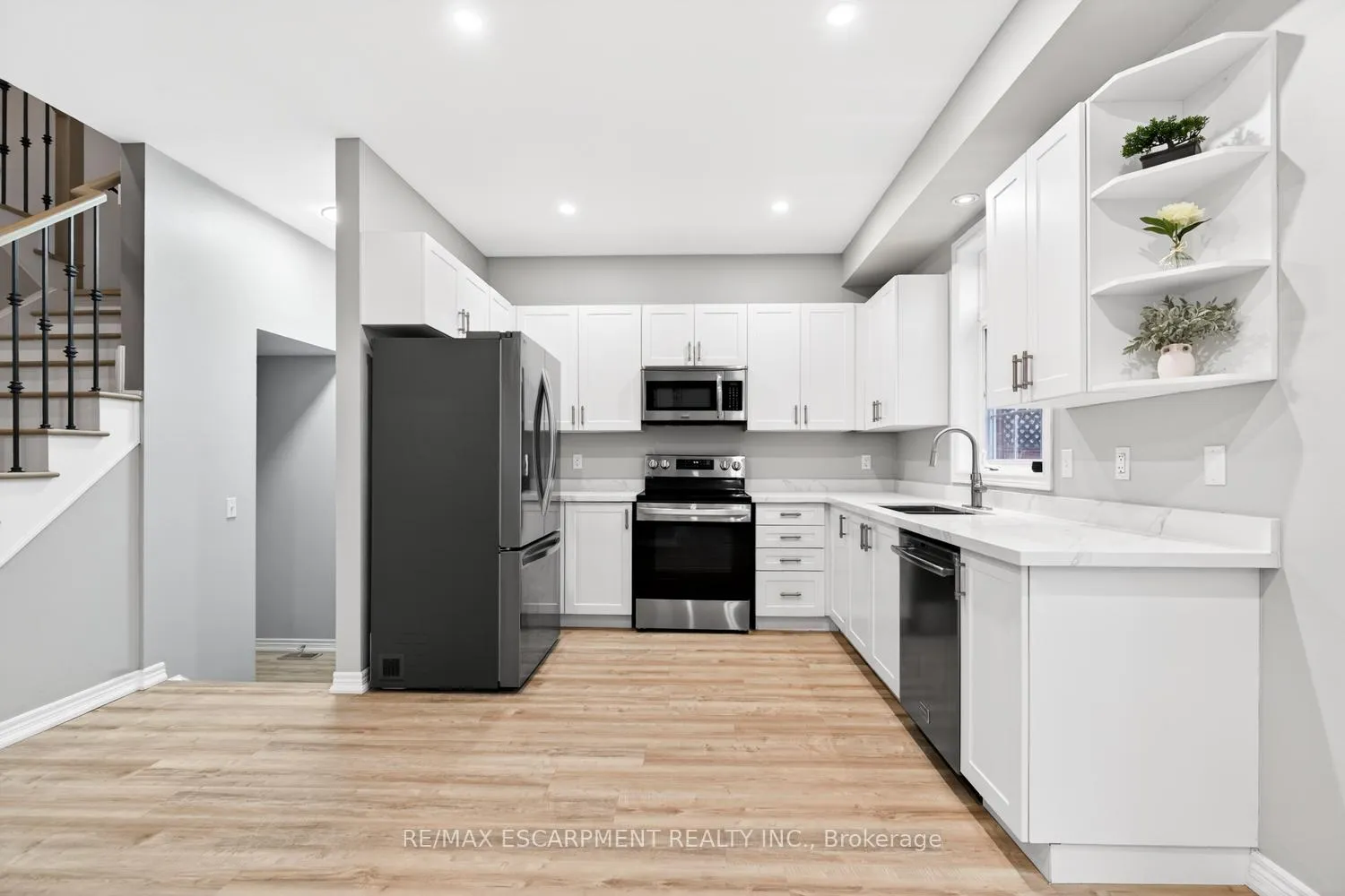 Photo 12 of 8 Bousfield Court, Hamilton, Waterdown — HOMEH