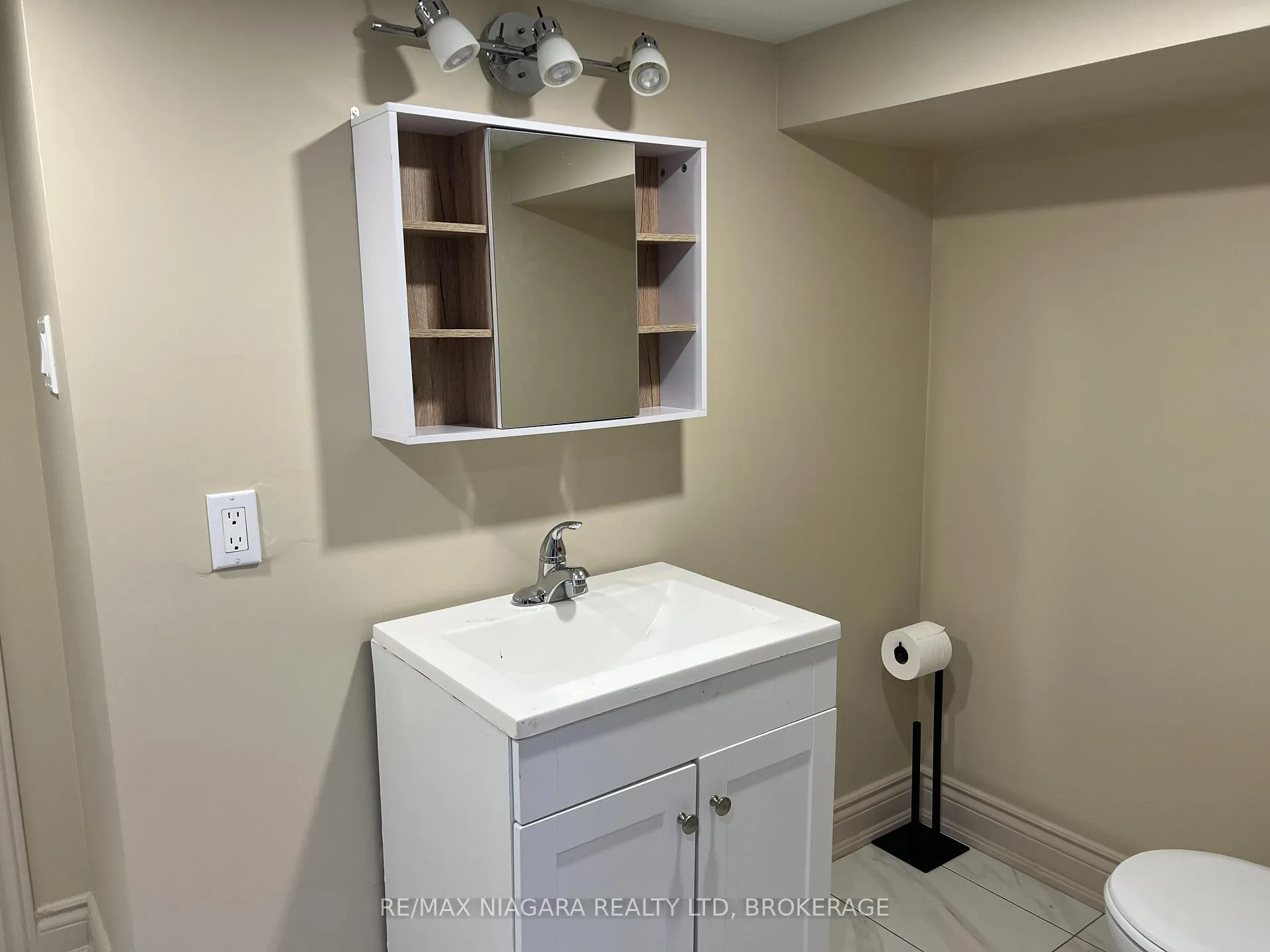 Photo 7 of Unit Lower, 3968 St Peter Street, Niagara Falls, Stamford — HOMEH