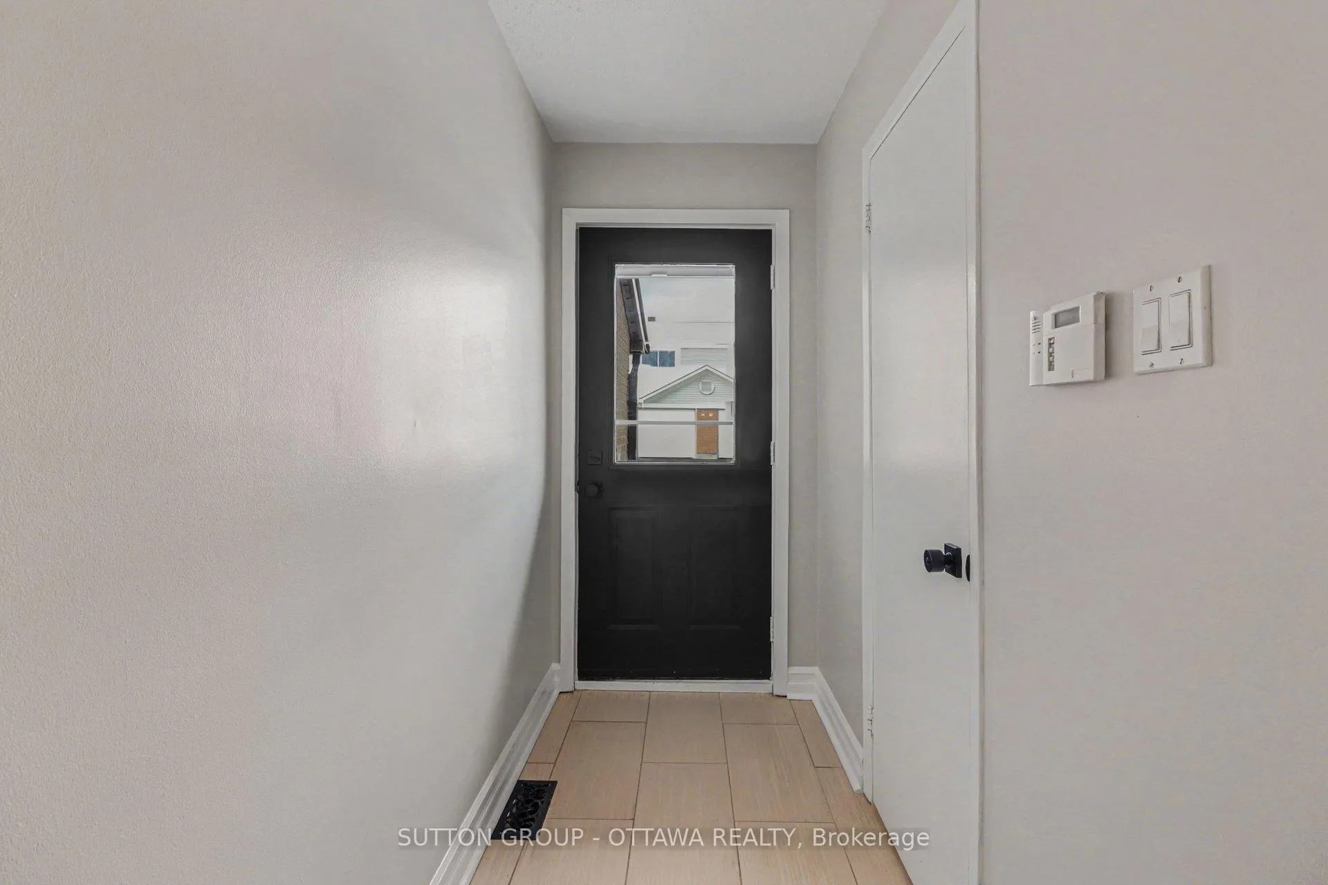 Photo 4 of 1634 Cheevers Crescent, Ottawa, Fallingbrook/Pineridge — HOMEH