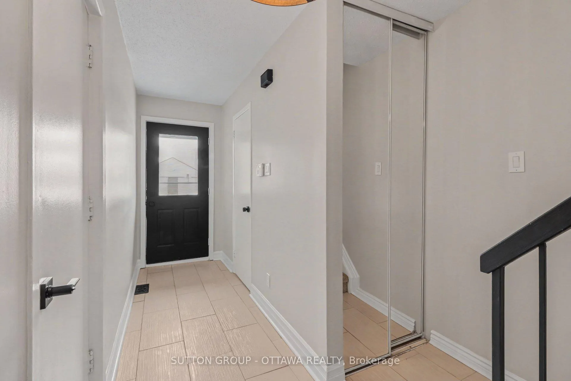 Photo 6 of 1634 Cheevers Crescent, Ottawa, Fallingbrook/Pineridge — HOMEH