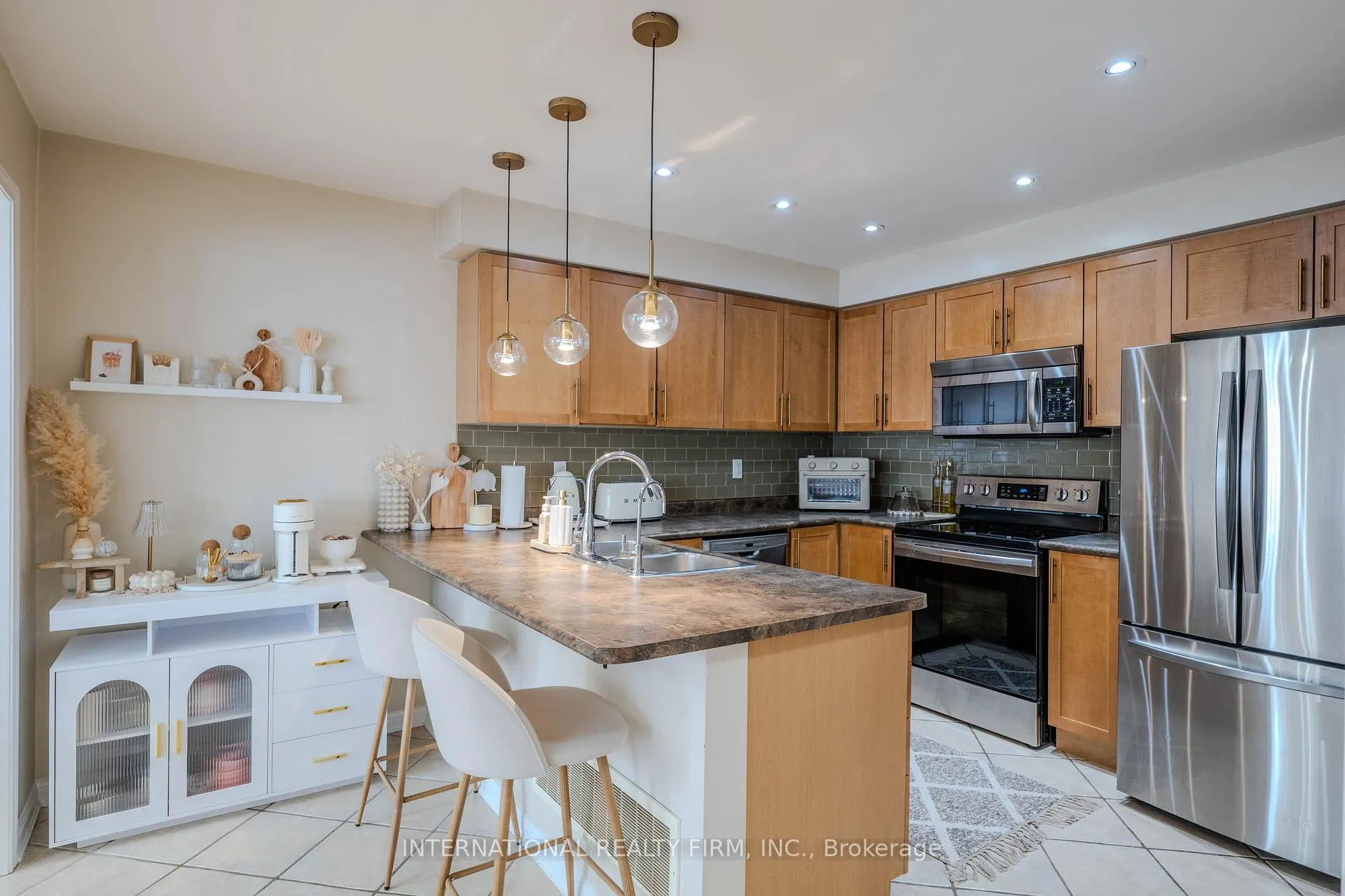 Photo 8 of 947 Deverell Place, Milton, Coates — HOMEH