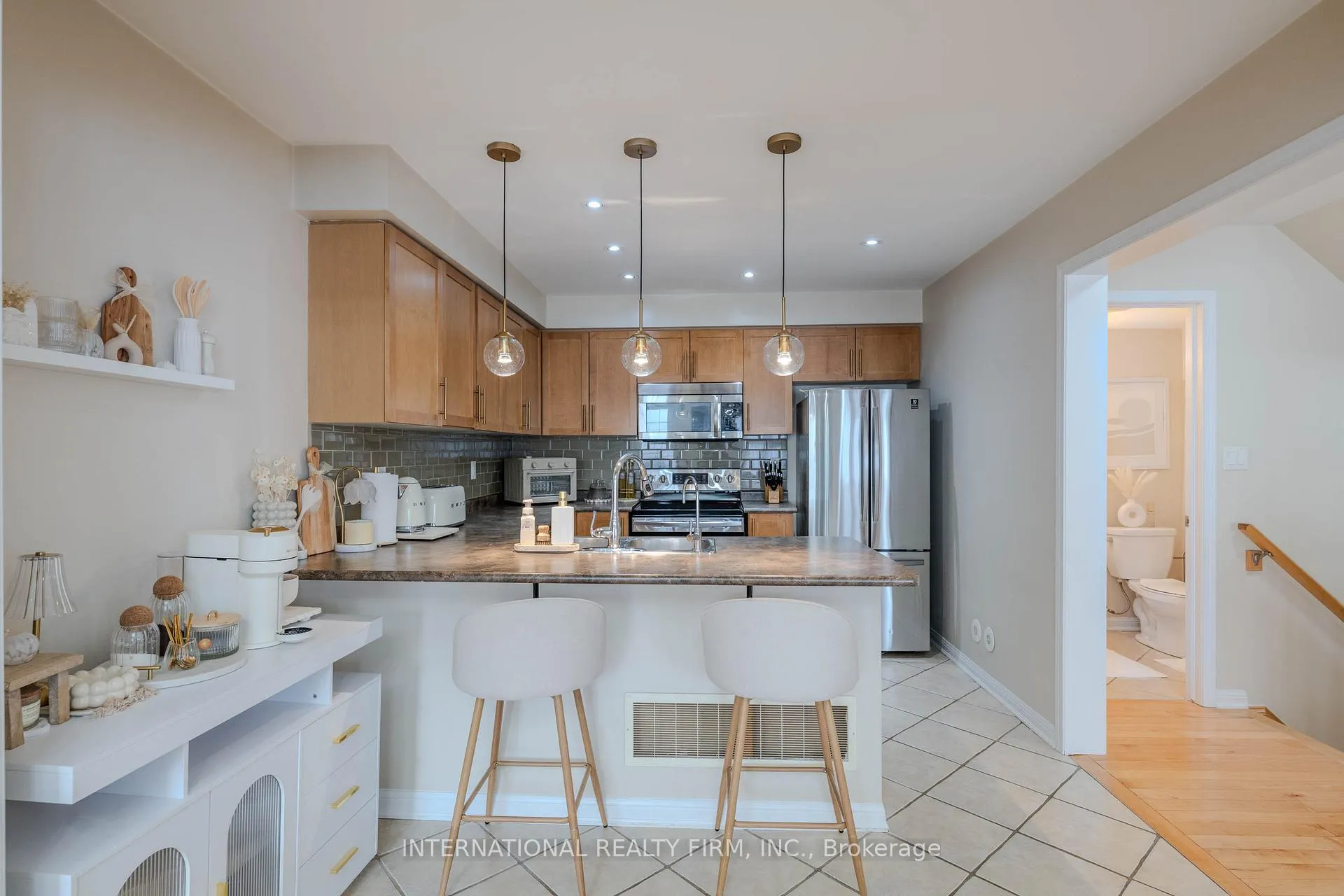 Photo 12 of 947 Deverell Place, Milton, Coates — HOMEH