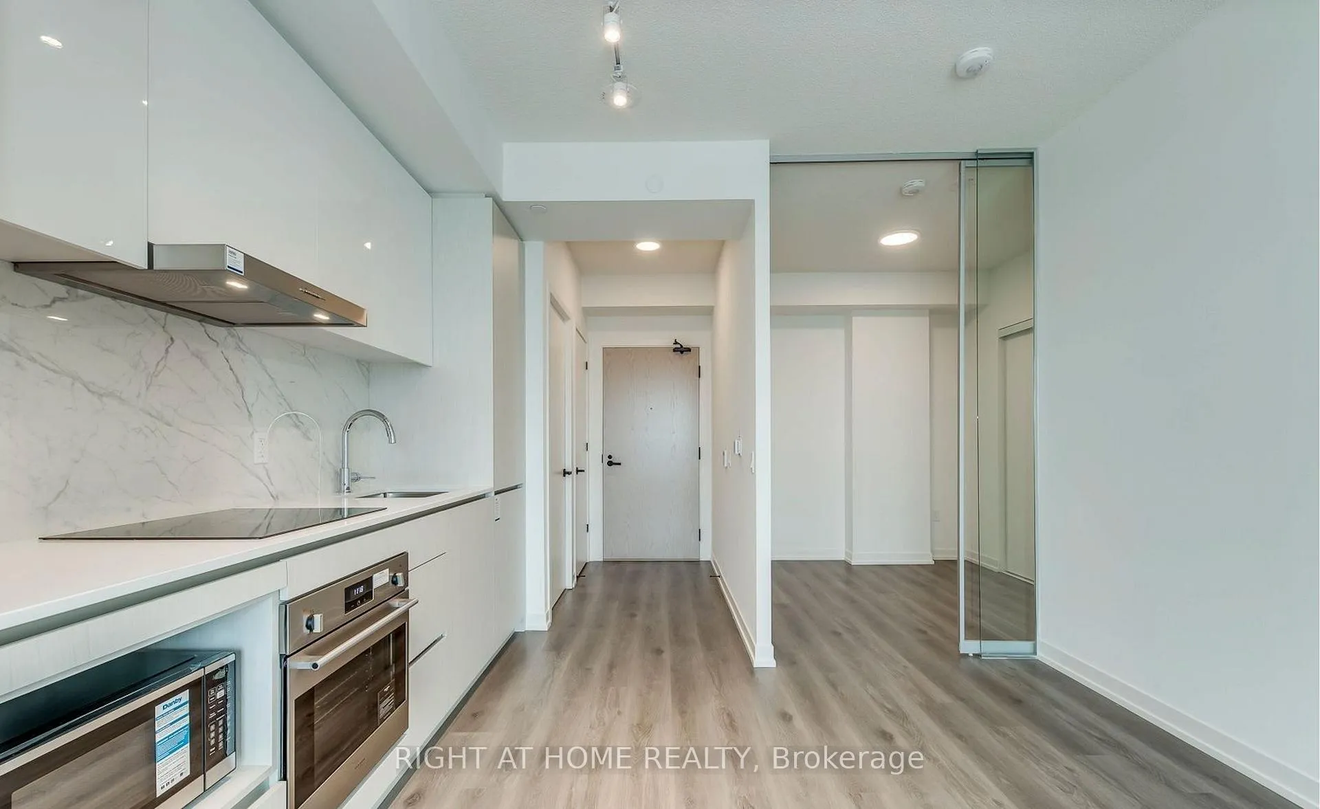 Photo 3 of Unit 1006, 28 Interchange Way, Vaughan, Vaughan Corporate Centre — HOMEH