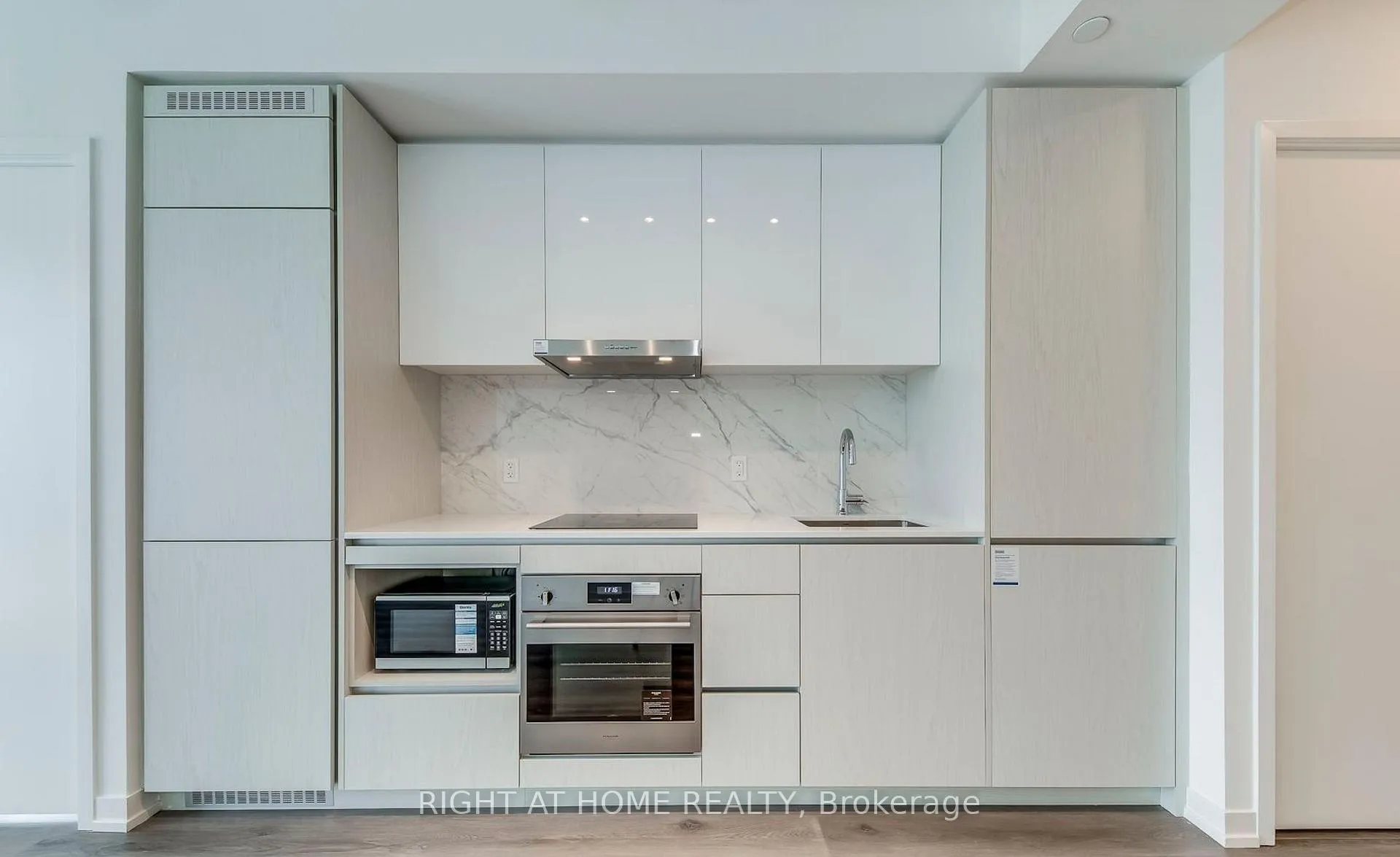 Photo 4 of Unit 1006, 28 Interchange Way, Vaughan, Vaughan Corporate Centre — HOMEH