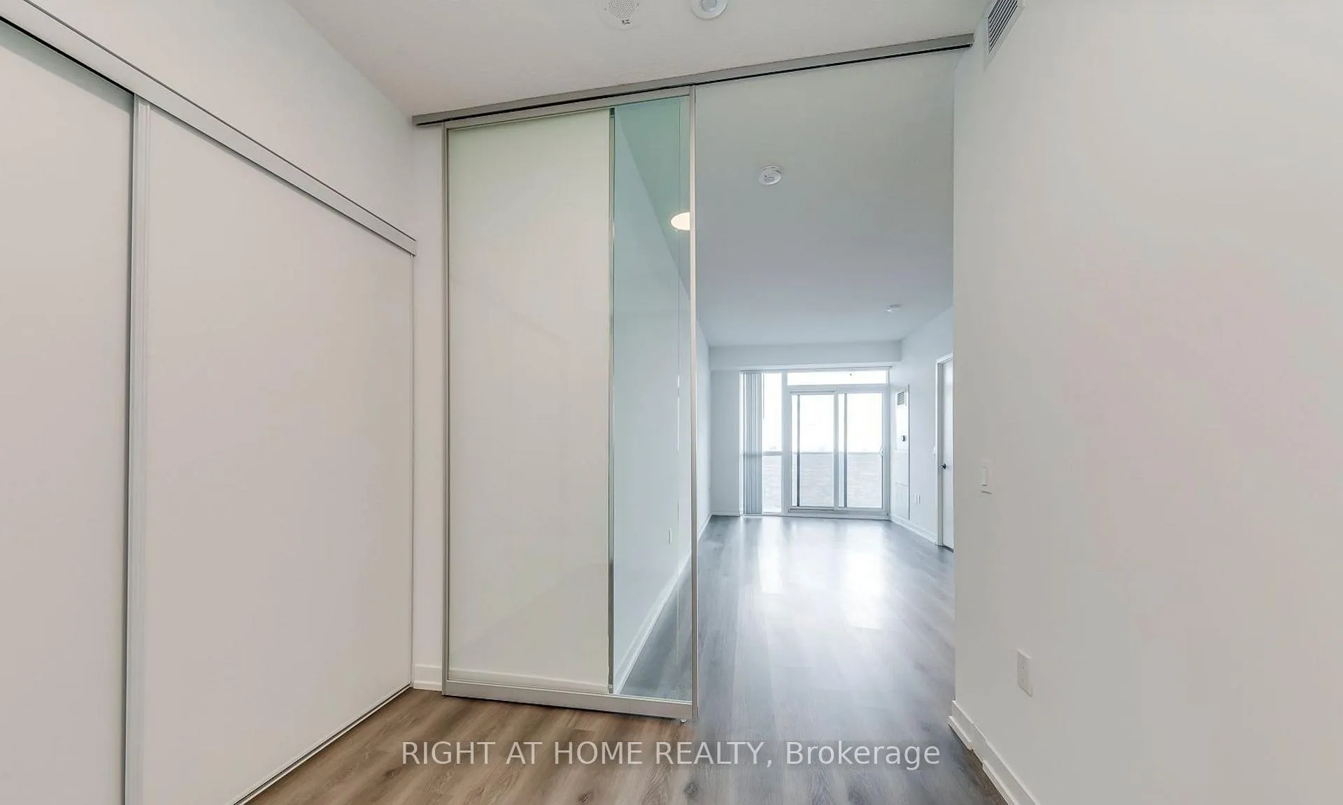 Photo 8 of Unit 1006, 28 Interchange Way, Vaughan, Vaughan Corporate Centre — HOMEH