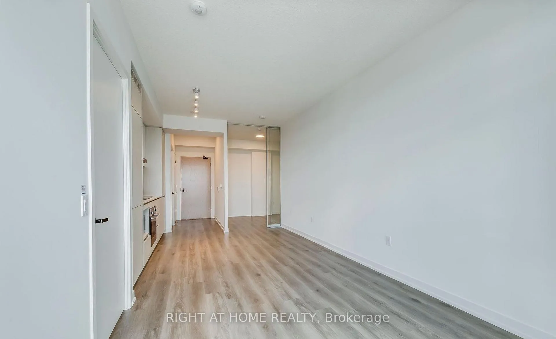 Photo 9 of Unit 1006, 28 Interchange Way, Vaughan, Vaughan Corporate Centre — HOMEH