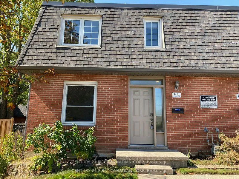 Front of 1401 Wonderland Road N