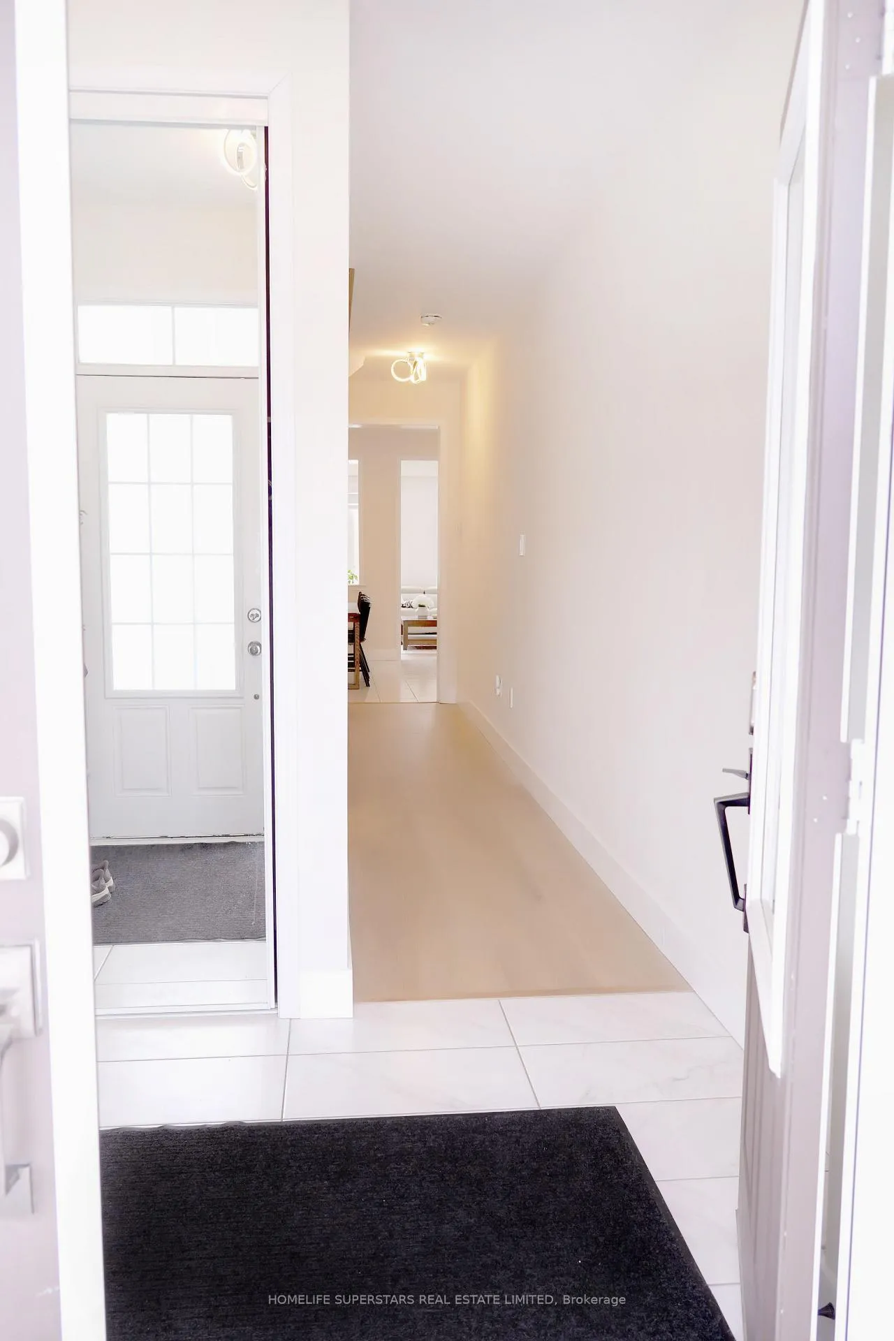 Photo 4 of 7777 Hackberry Trail, Niagara Falls, Brown — HOMEH