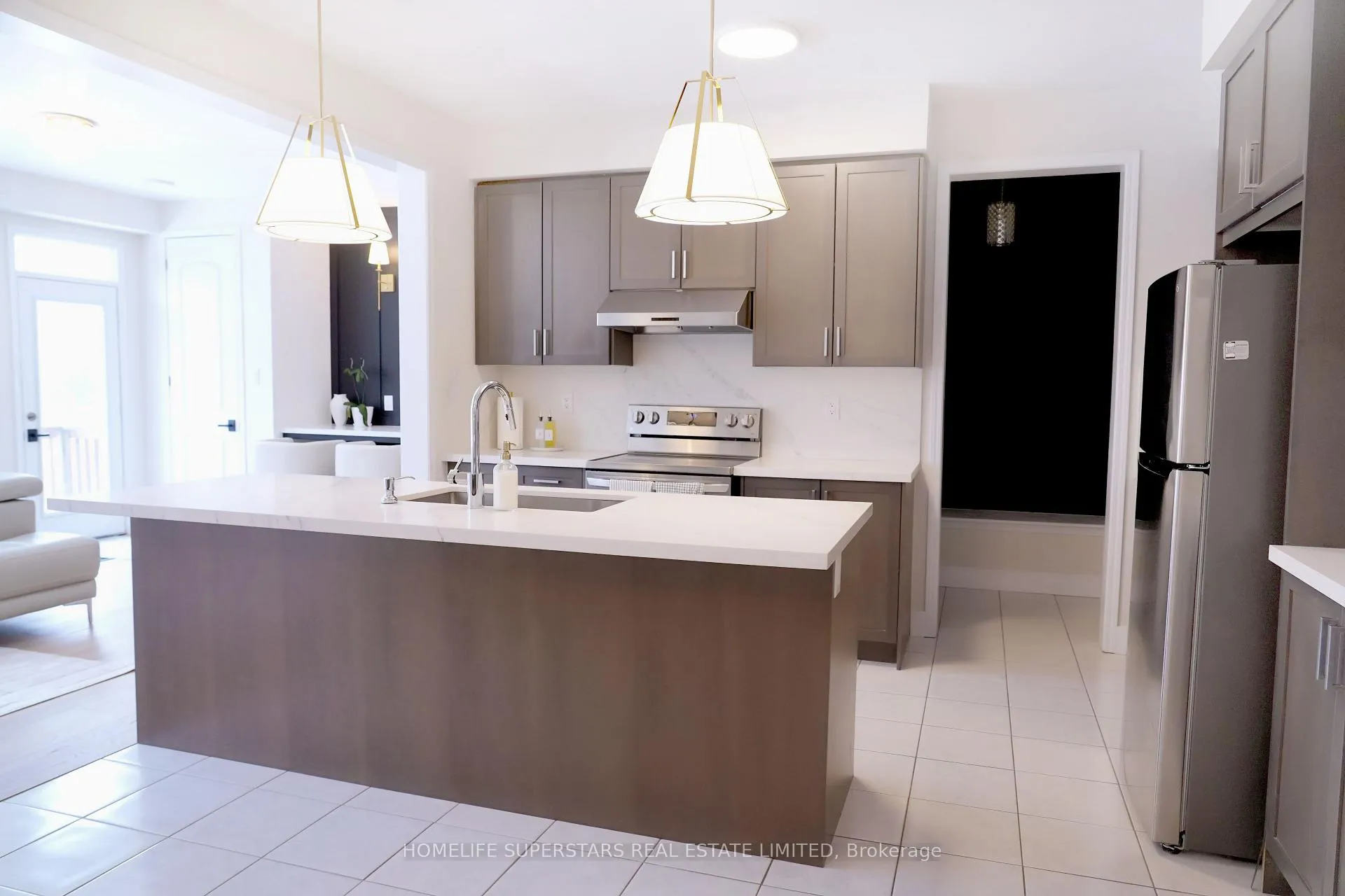 Photo 9 of 7777 Hackberry Trail, Niagara Falls, Brown — HOMEH