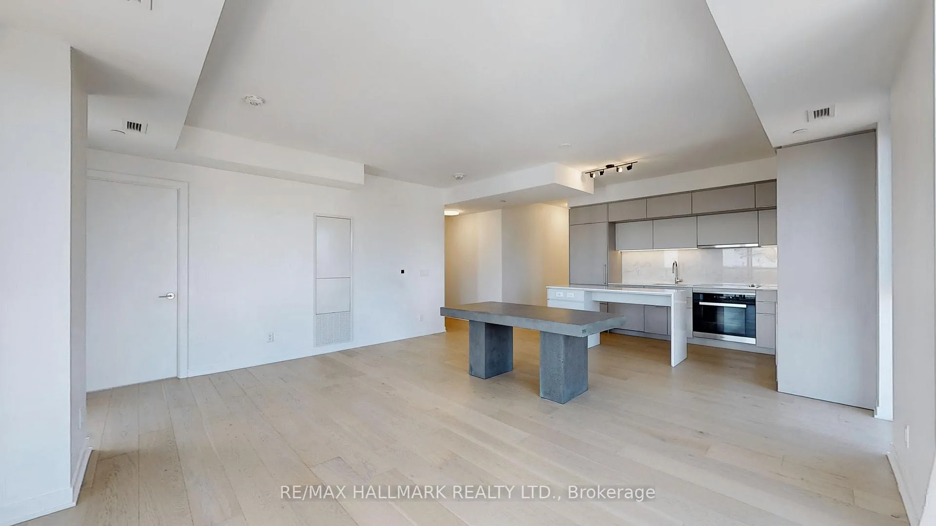 Photo 2 of Unit 906, 185 Alberta Avenue, Toronto, Oakwood Village — HOMEH