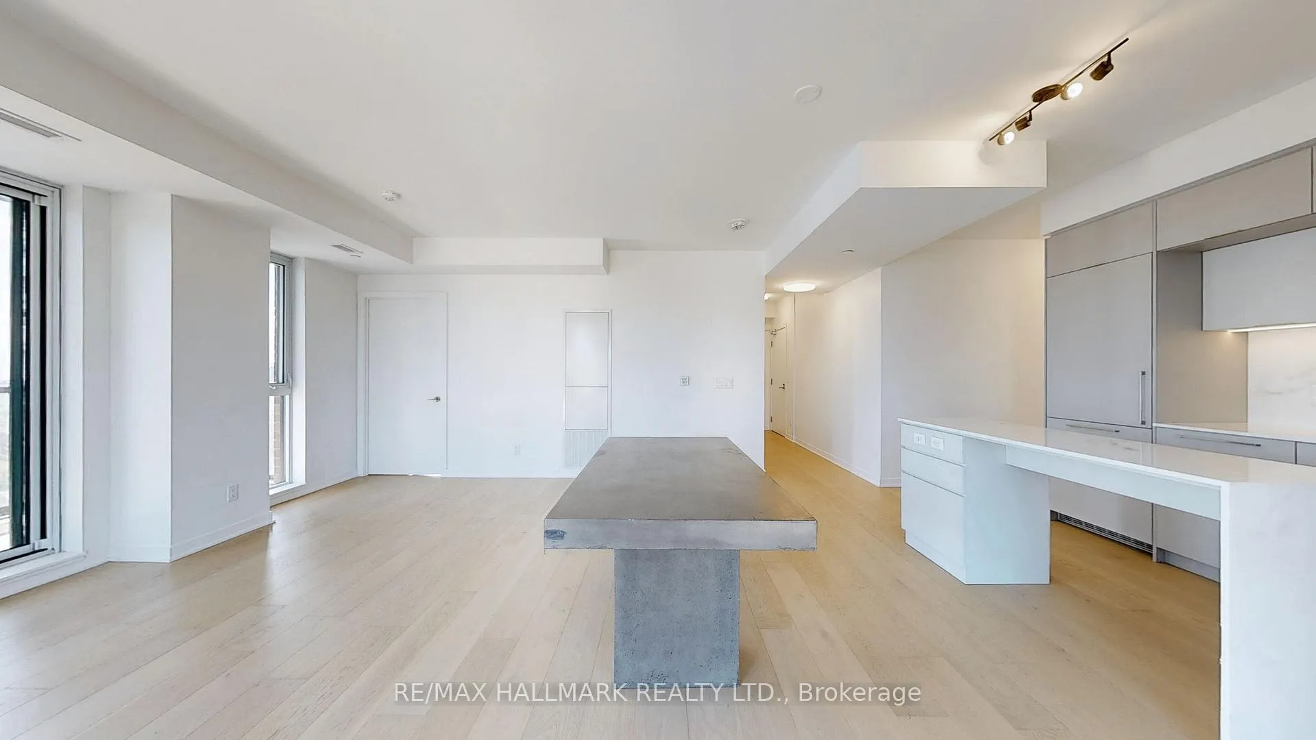 Photo 4 of Unit 906, 185 Alberta Avenue, Toronto, Oakwood Village — HOMEH