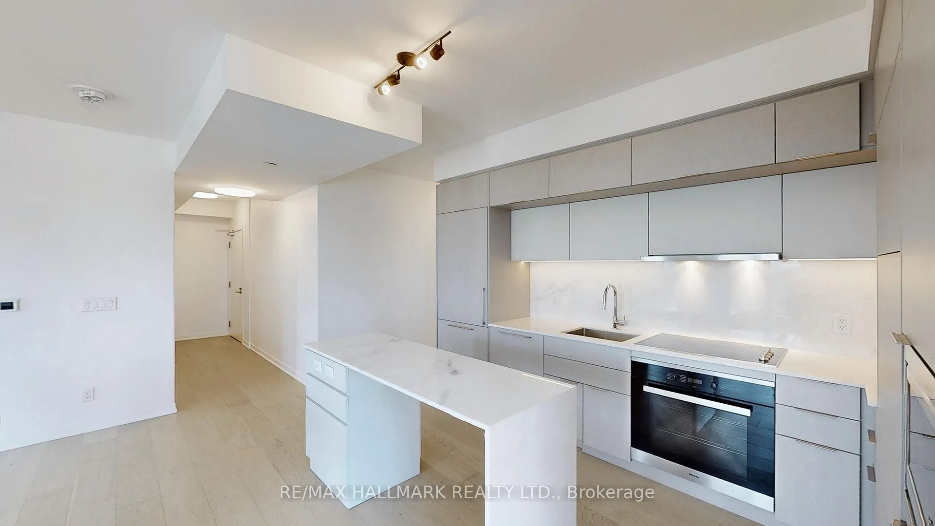 Photo 6 of Unit 906, 185 Alberta Avenue, Toronto, Oakwood Village — HOMEH