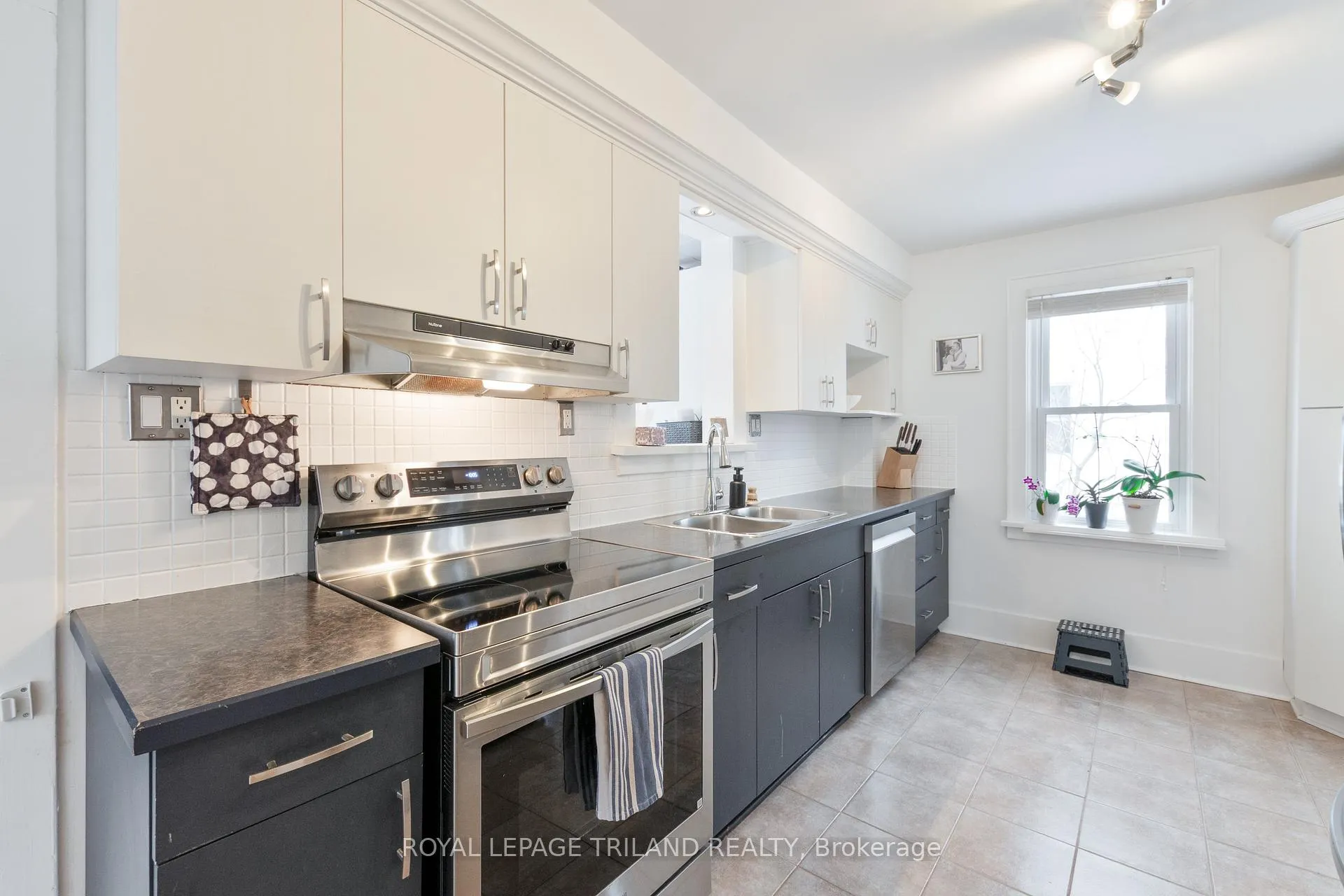 Photo 3 of 90 Locust Street, St. Thomas — HOMEH