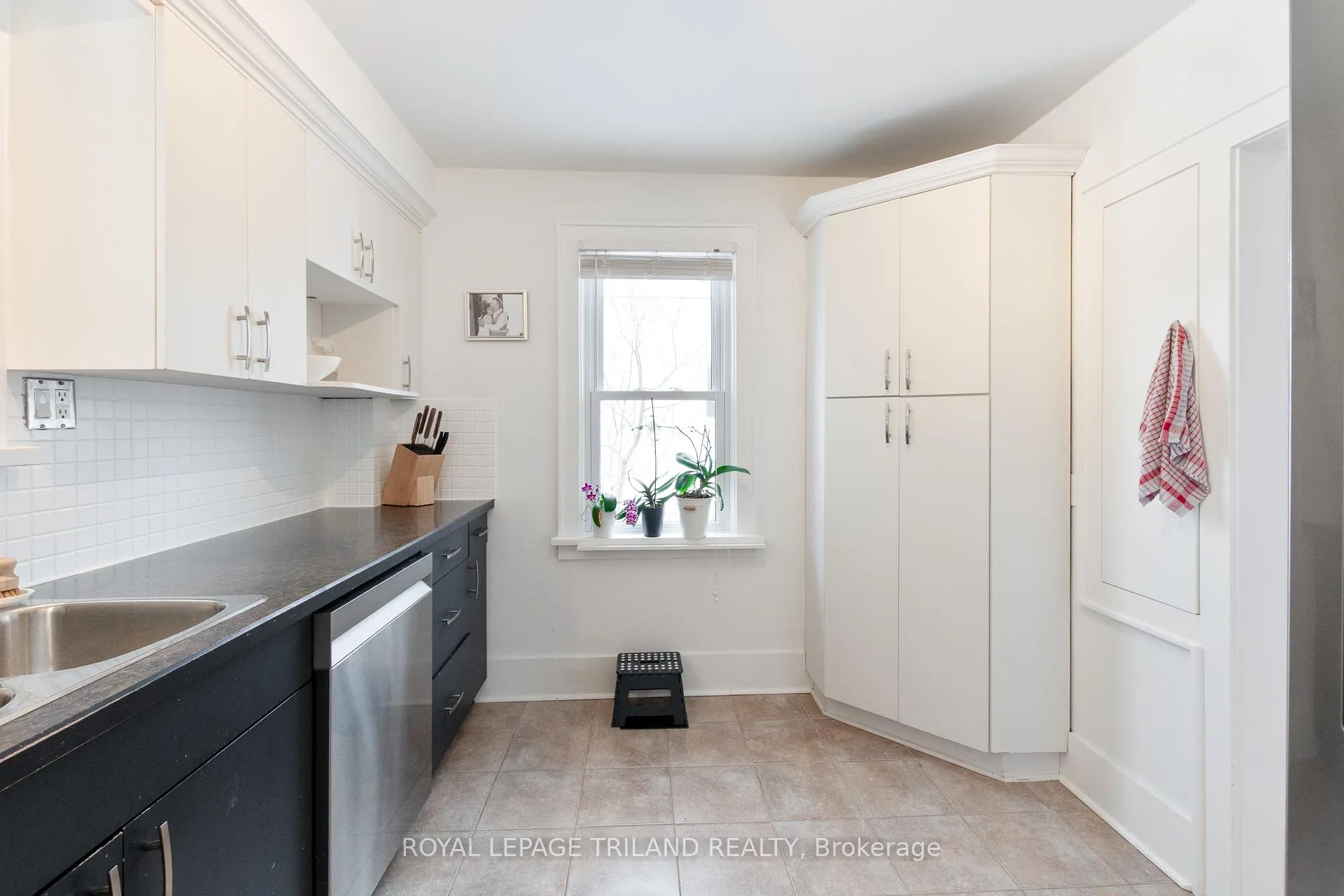Photo 10 of 90 Locust Street, St. Thomas — HOMEH