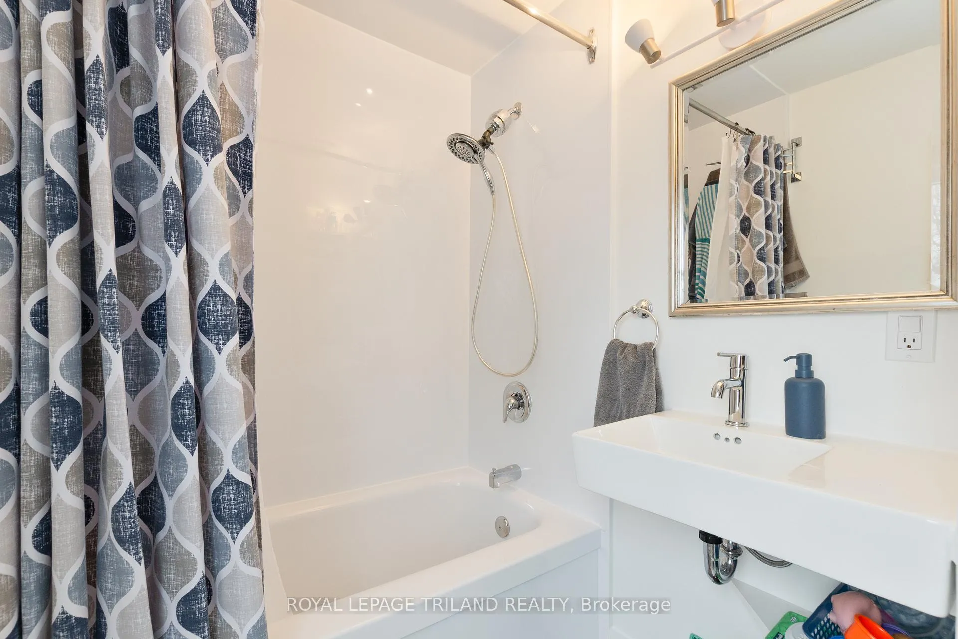 Photo 16 of 90 Locust Street, St. Thomas — HOMEH