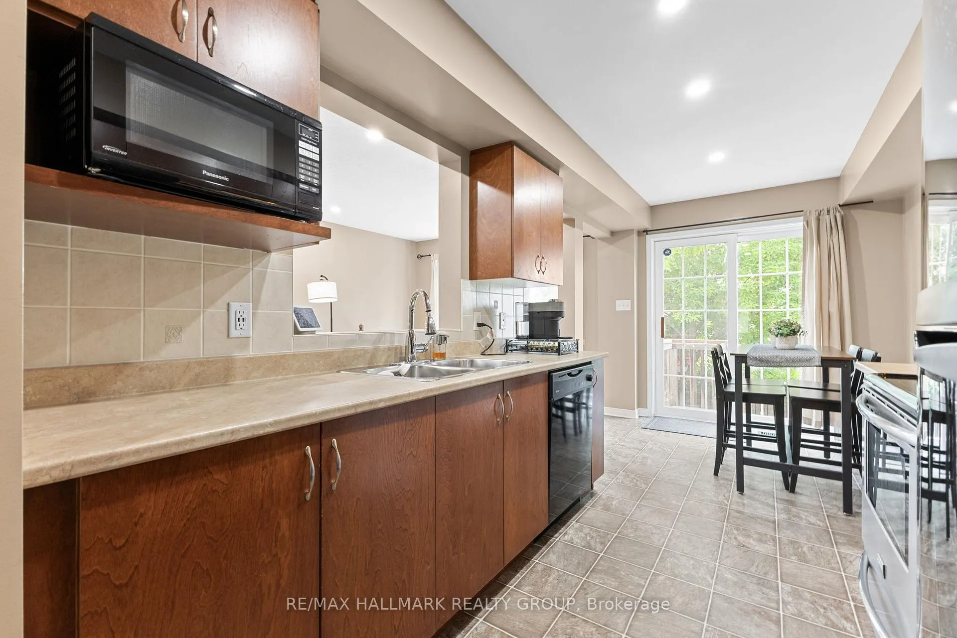 Photo 18 of 404 Wisteria Crescent, Ottawa, Riverside South — HOMEH